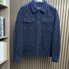 🔥LV 2026秋冬重磅新品|藏蓝提花牛仔工装夹克 通体暗纹老花植绒提花工艺,低调暗藏精致肌理,远看简约、近看细节拉满 🔥LV 2026秋冬重磅新品|藏蓝提花牛仔工装夹克 通体暗纹老花植绒提花工艺,低调暗藏精致肌理,远看简约、近看细节拉满