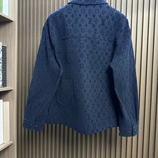 🔥LV 2026秋冬重磅新品|藏蓝提花牛仔工装夹克 通体暗纹老花植绒提花工艺,低调暗藏精致肌理,远看简约、近看细节拉满 🔥LV 2026秋冬重磅新品|藏蓝提花牛仔工装夹克 通体暗纹老花植绒提花工艺,低调暗藏精致肌理,远看简约、近看细节拉满