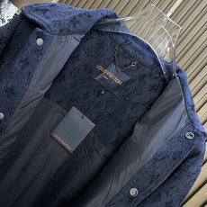 🔥LV 2026秋冬重磅新品|藏蓝提花牛仔工装夹克 通体暗纹老花植绒提花工艺,低调暗藏精致肌理,远看简约、近看细节拉满 🔥LV 2026秋冬重磅新品|藏蓝提花牛仔工装夹克 通体暗纹老花植绒提花工艺,低调暗藏精致肌理,远看简约、近看细节拉满