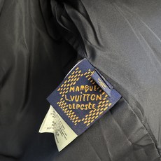🔥LV 2026秋冬重磅新品|藏蓝提花牛仔工装夹克 通体暗纹老花植绒提花工艺,低调暗藏精致肌理,远看简约、近看细节拉满 🔥LV 2026秋冬重磅新品|藏蓝提花牛仔工装夹克 通体暗纹老花植绒提花工艺,低调暗藏精致肌理,远看简约、近看细节拉满