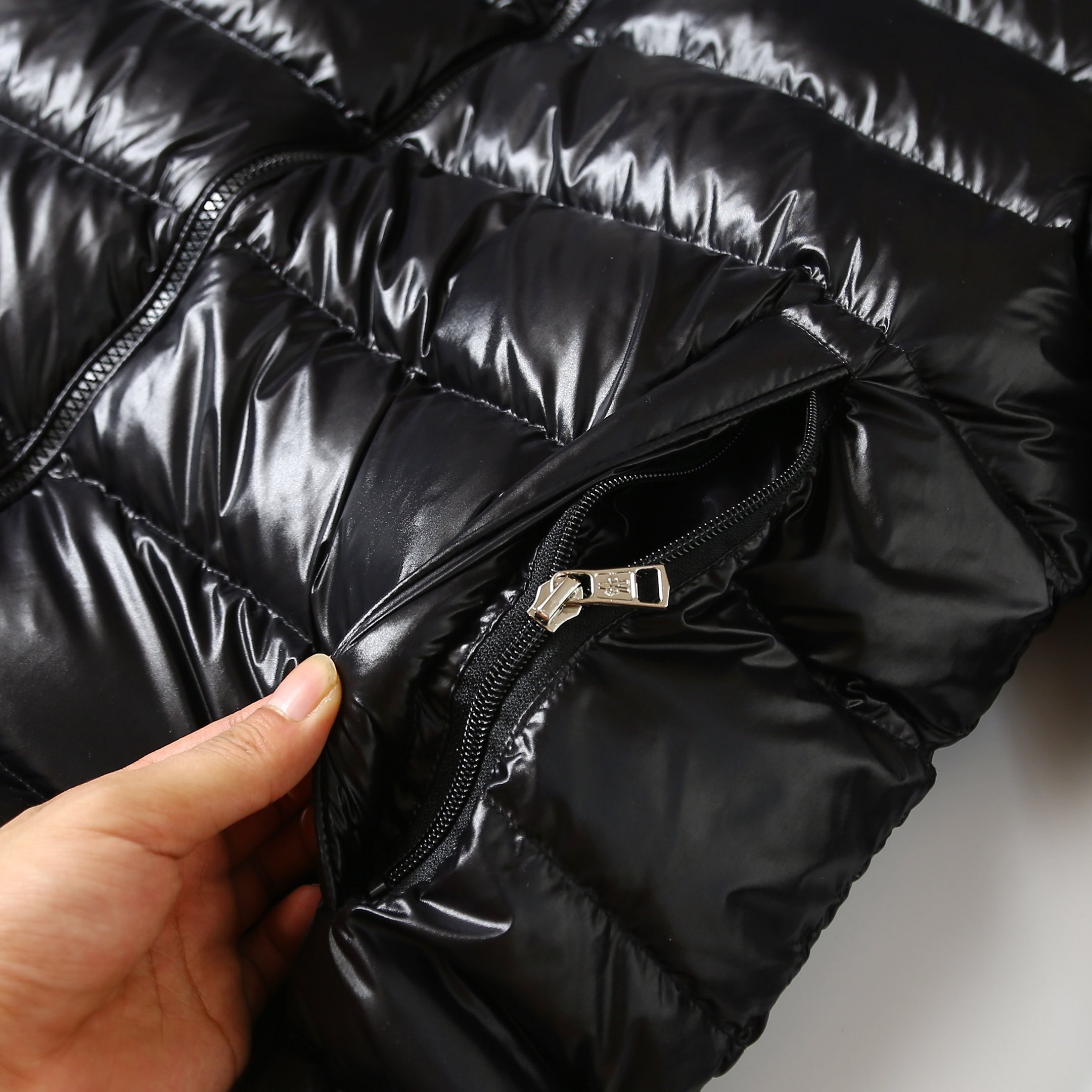 版本🐮货 （此款售后到年后）💰390
Moncler盟可睐FW22corydale双峰款条纹连帽（帽子可拆卸）王一博同款羽绒服，【注意⚠️防盗拆除不退不换】
（Moncler）于1952年在法国格勒诺布尔（Grenoble）创立，目前总部设于意大利米兰。是一个以专业户外运动装备起家的服饰品牌，旗下产品以羽绒服为主。Moncler品牌名来自于小镇Monestier de Clermont的缩写。Moncler的故事开始于第二次世界大战期间，品牌具有传奇历史，时至今日，Moncler在户外羽绒服业界中，成为首屈一指的国际顶尖品牌。
国标90%纯白鸭绒朵，100%市面最高品质，绝不吹虚鹅绒等一系列误导！
1:M字母刺绣镶嵌采用Longuesaison亚光尼龙制成
2:15D尼龙nylon面料/里布最高标准，绝不跑绒！ ◽️原版魔术贴经久耐用，辅料五金全部原厂定做，100%还原复刻品质，所有辅料均1:1定制
颜色：黑色
尺码：1、2、3、4、
      衣长   胸围   肩宽   袖长
1码: 70.5   116      48       70
2码: 72.5   120      49      71
3码: 74.5   124       50      72
4码:76.5   128       51       73