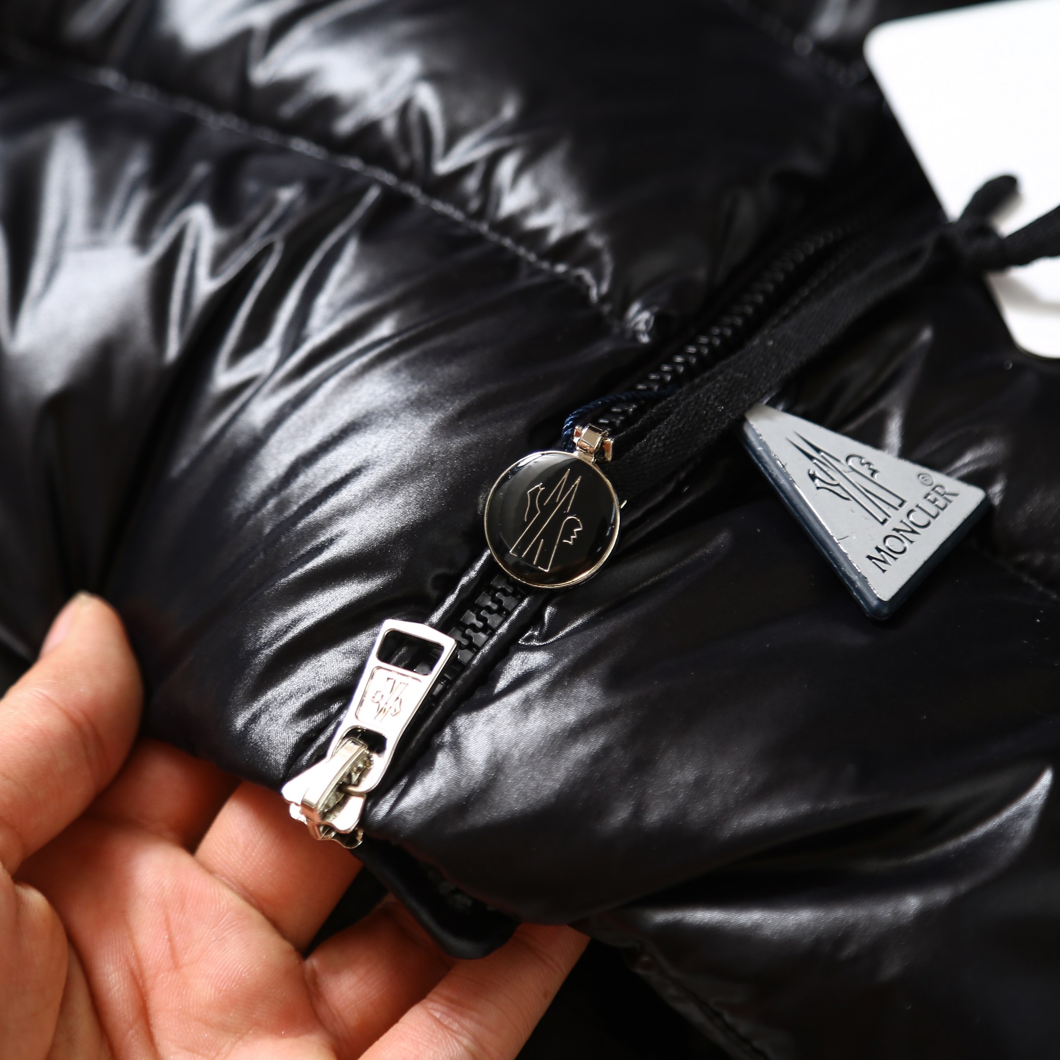 版本🐮货 （此款售后到年后）💰390
Moncler盟可睐FW22corydale双峰款条纹连帽（帽子可拆卸）王一博同款羽绒服，【注意⚠️防盗拆除不退不换】
（Moncler）于1952年在法国格勒诺布尔（Grenoble）创立，目前总部设于意大利米兰。是一个以专业户外运动装备起家的服饰品牌，旗下产品以羽绒服为主。Moncler品牌名来自于小镇Monestier de Clermont的缩写。Moncler的故事开始于第二次世界大战期间，品牌具有传奇历史，时至今日，Moncler在户外羽绒服业界中，成为首屈一指的国际顶尖品牌。
国标90%纯白鸭绒朵，100%市面最高品质，绝不吹虚鹅绒等一系列误导！
1:M字母刺绣镶嵌采用Longuesaison亚光尼龙制成
2:15D尼龙nylon面料/里布最高标准，绝不跑绒！ ◽️原版魔术贴经久耐用，辅料五金全部原厂定做，100%还原复刻品质，所有辅料均1:1定制
颜色：黑色
尺码：1、2、3、4、
      衣长   胸围   肩宽   袖长
1码: 70.5   116      48       70
2码: 72.5   120      49      71
3码: 74.5   124       50      72
4码:76.5   128       51       73