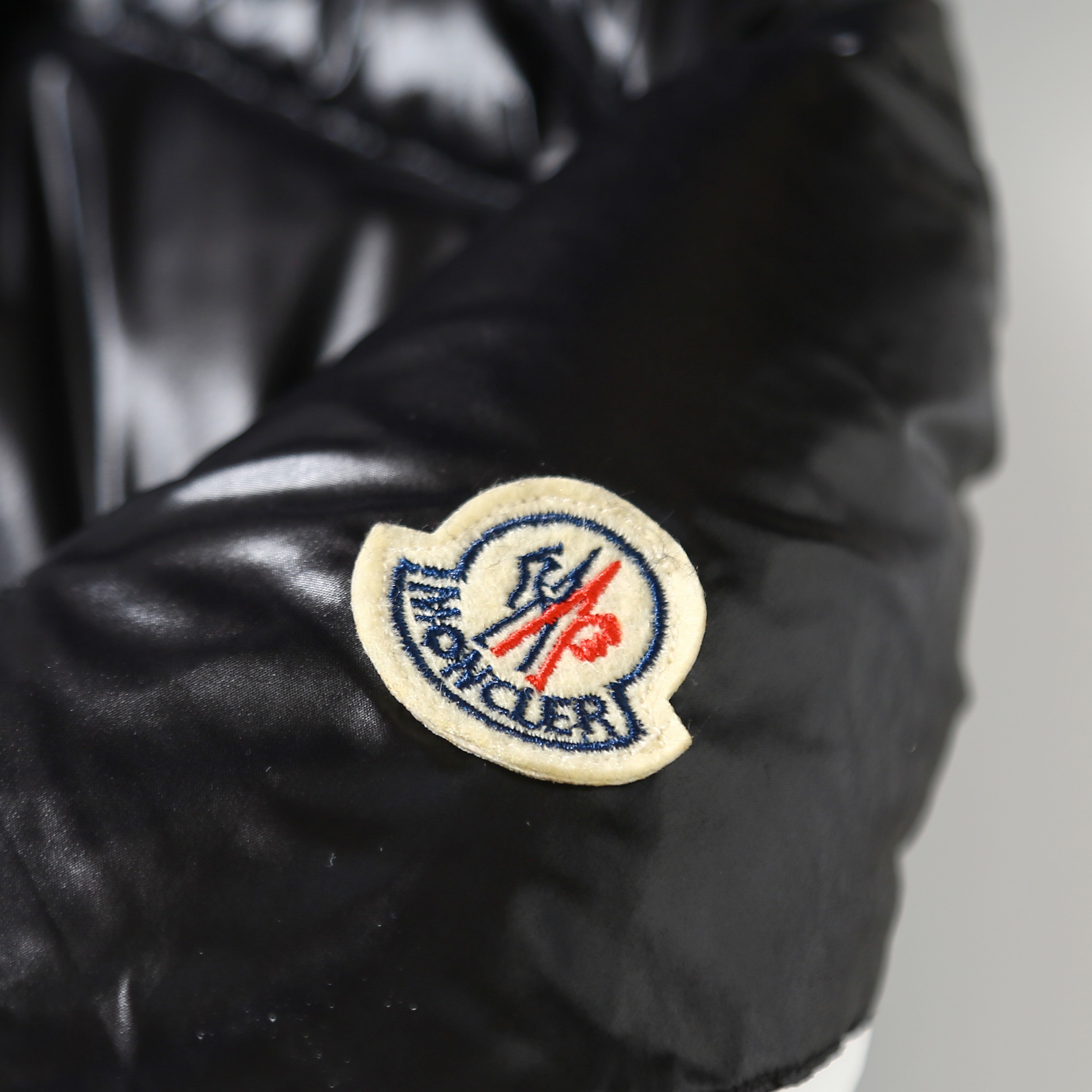 版本🐮货 （此款售后到年后）💰390
Moncler盟可睐FW22corydale双峰款条纹连帽（帽子可拆卸）王一博同款羽绒服，【注意⚠️防盗拆除不退不换】
（Moncler）于1952年在法国格勒诺布尔（Grenoble）创立，目前总部设于意大利米兰。是一个以专业户外运动装备起家的服饰品牌，旗下产品以羽绒服为主。Moncler品牌名来自于小镇Monestier de Clermont的缩写。Moncler的故事开始于第二次世界大战期间，品牌具有传奇历史，时至今日，Moncler在户外羽绒服业界中，成为首屈一指的国际顶尖品牌。
国标90%纯白鸭绒朵，100%市面最高品质，绝不吹虚鹅绒等一系列误导！
1:M字母刺绣镶嵌采用Longuesaison亚光尼龙制成
2:15D尼龙nylon面料/里布最高标准，绝不跑绒！ ◽️原版魔术贴经久耐用，辅料五金全部原厂定做，100%还原复刻品质，所有辅料均1:1定制
颜色：黑色
尺码：1、2、3、4、
      衣长   胸围   肩宽   袖长
1码: 70.5   116      48       70
2码: 72.5   120      49      71
3码: 74.5   124       50      72
4码:76.5   128       51       73