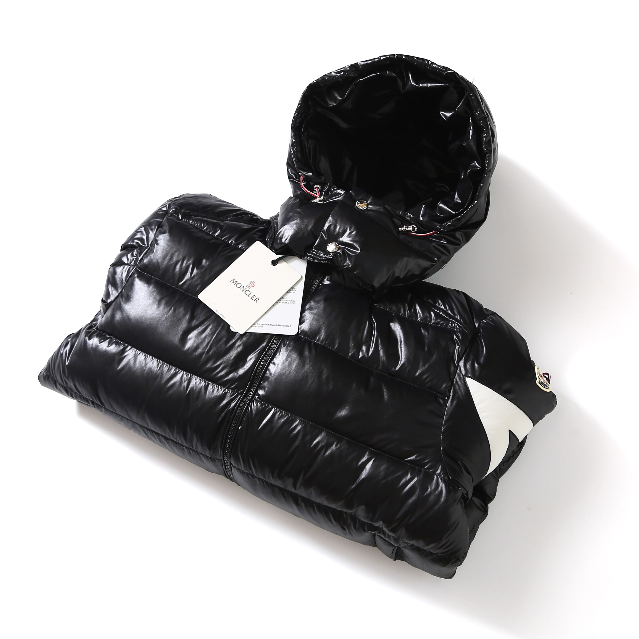 版本🐮货 （此款售后到年后）💰390
Moncler盟可睐FW22corydale双峰款条纹连帽（帽子可拆卸）王一博同款羽绒服，【注意⚠️防盗拆除不退不换】
（Moncler）于1952年在法国格勒诺布尔（Grenoble）创立，目前总部设于意大利米兰。是一个以专业户外运动装备起家的服饰品牌，旗下产品以羽绒服为主。Moncler品牌名来自于小镇Monestier de Clermont的缩写。Moncler的故事开始于第二次世界大战期间，品牌具有传奇历史，时至今日，Moncler在户外羽绒服业界中，成为首屈一指的国际顶尖品牌。
国标90%纯白鸭绒朵，100%市面最高品质，绝不吹虚鹅绒等一系列误导！
1:M字母刺绣镶嵌采用Longuesaison亚光尼龙制成
2:15D尼龙nylon面料/里布最高标准，绝不跑绒！ ◽️原版魔术贴经久耐用，辅料五金全部原厂定做，100%还原复刻品质，所有辅料均1:1定制
颜色：黑色
尺码：1、2、3、4、
      衣长   胸围   肩宽   袖长
1码: 70.5   116      48       70
2码: 72.5   120      49      71
3码: 74.5   124       50      72
4码:76.5   128       51       73