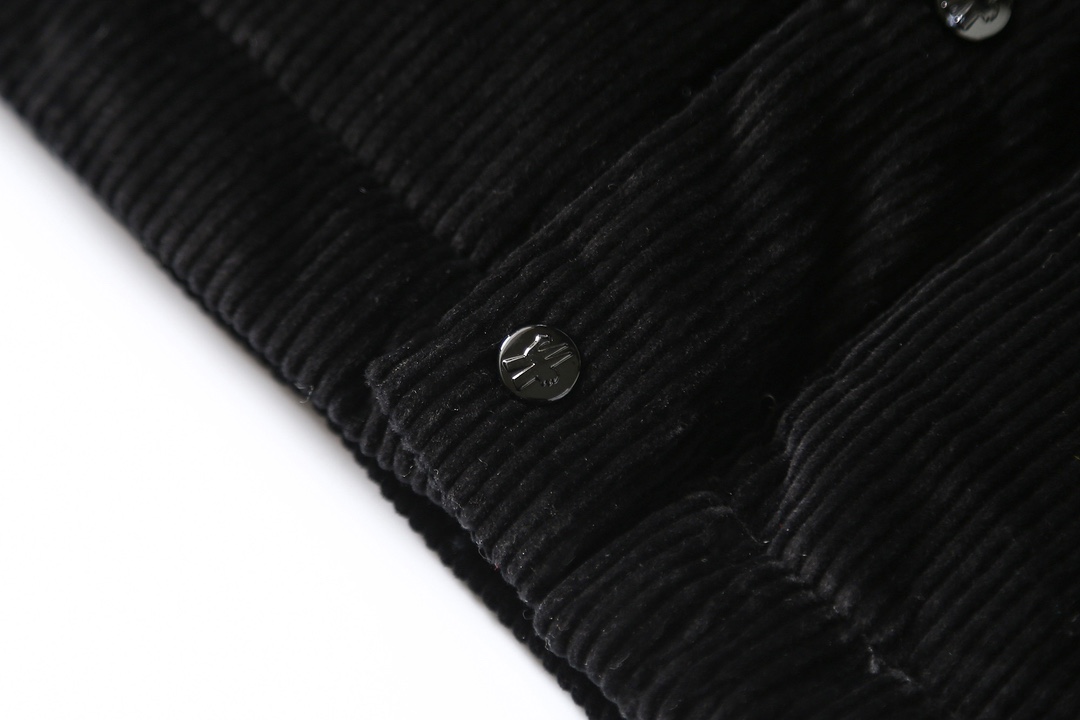 版本🐮货 （此款售后到年后）💰460   
Moncler 蒙口 fragment 藤原浩联名款灯芯绒羽绒服
#藤原浩 #每日穿搭 #冬季保暖神器#时尚单品#moncler
作为Moncler Genius系列的典范之作，Donnie羽绒夹克通过精简的设计呈现简约造型和精巧细节。这款宽松版型的灯芯绒羽绒服设计灵感源于标志性的Moncler Everest夹克，采用灯芯绒面料制成，衬里填充羽绒
拉链和按扣开合拉链外部口袋
内部口袋设有按扣刺绣字样
可调节抽绳下摆标识贴片
面料:100% 棉;里料:100%锦纶;填充物含绒量:90%白鹅绒
颜色：黑色
尺码：1-4码
175 120穿s码合适
1码 肩宽50 胸围120 衣长71
2码 肩宽51 胸围124 衣长73
3码 肩宽52 胸围128 衣长75
4码 肩宽53 胸围132 衣长77