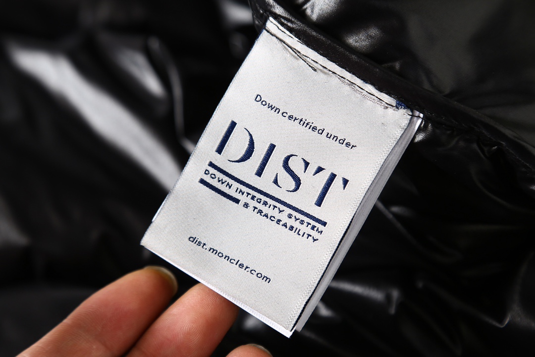 版本🐮货 （此款售后到年后）💰460   
Moncler 蒙口 fragment 藤原浩联名款灯芯绒羽绒服
#藤原浩 #每日穿搭 #冬季保暖神器#时尚单品#moncler
作为Moncler Genius系列的典范之作，Donnie羽绒夹克通过精简的设计呈现简约造型和精巧细节。这款宽松版型的灯芯绒羽绒服设计灵感源于标志性的Moncler Everest夹克，采用灯芯绒面料制成，衬里填充羽绒
拉链和按扣开合拉链外部口袋
内部口袋设有按扣刺绣字样
可调节抽绳下摆标识贴片
面料:100% 棉;里料:100%锦纶;填充物含绒量:90%白鹅绒
颜色：黑色
尺码：1-4码
175 120穿s码合适
1码 肩宽50 胸围120 衣长71
2码 肩宽51 胸围124 衣长73
3码 肩宽52 胸围128 衣长75
4码 肩宽53 胸围132 衣长77