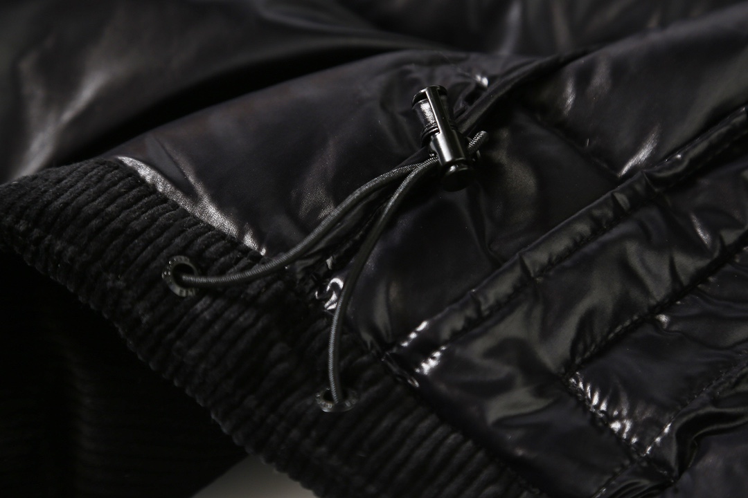 版本🐮货 （此款售后到年后）💰460   
Moncler 蒙口 fragment 藤原浩联名款灯芯绒羽绒服
#藤原浩 #每日穿搭 #冬季保暖神器#时尚单品#moncler
作为Moncler Genius系列的典范之作，Donnie羽绒夹克通过精简的设计呈现简约造型和精巧细节。这款宽松版型的灯芯绒羽绒服设计灵感源于标志性的Moncler Everest夹克，采用灯芯绒面料制成，衬里填充羽绒
拉链和按扣开合拉链外部口袋
内部口袋设有按扣刺绣字样
可调节抽绳下摆标识贴片
面料:100% 棉;里料:100%锦纶;填充物含绒量:90%白鹅绒
颜色：黑色
尺码：1-4码
175 120穿s码合适
1码 肩宽50 胸围120 衣长71
2码 肩宽51 胸围124 衣长73
3码 肩宽52 胸围128 衣长75
4码 肩宽53 胸围132 衣长77