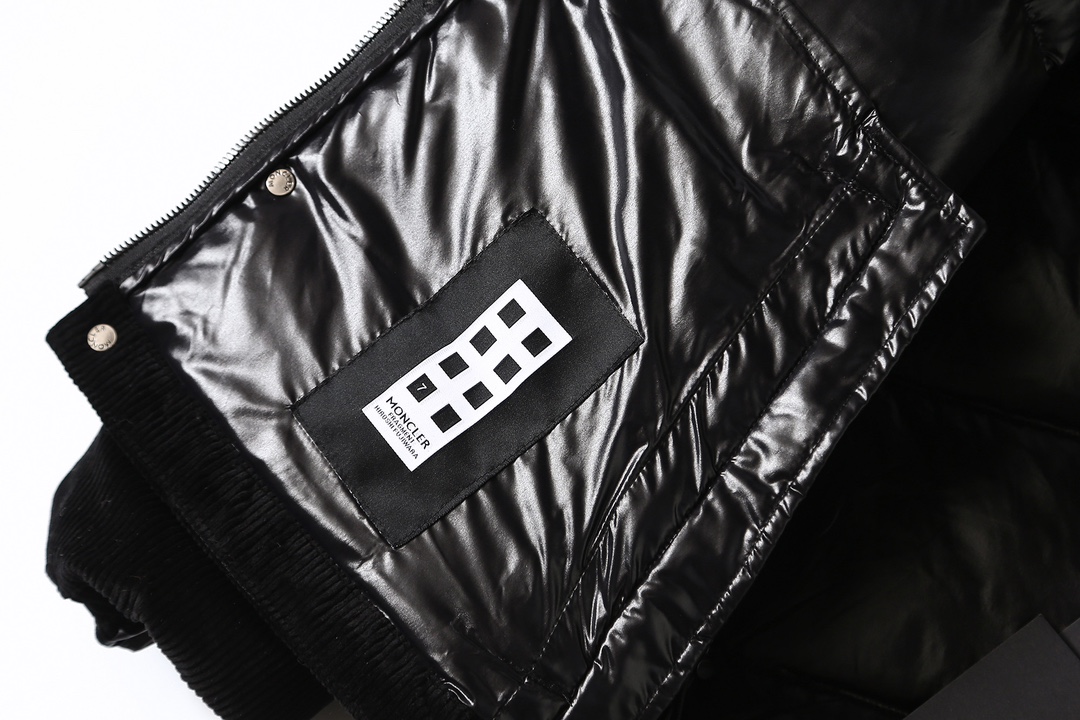 版本🐮货 （此款售后到年后）💰460   
Moncler 蒙口 fragment 藤原浩联名款灯芯绒羽绒服
#藤原浩 #每日穿搭 #冬季保暖神器#时尚单品#moncler
作为Moncler Genius系列的典范之作，Donnie羽绒夹克通过精简的设计呈现简约造型和精巧细节。这款宽松版型的灯芯绒羽绒服设计灵感源于标志性的Moncler Everest夹克，采用灯芯绒面料制成，衬里填充羽绒
拉链和按扣开合拉链外部口袋
内部口袋设有按扣刺绣字样
可调节抽绳下摆标识贴片
面料:100% 棉;里料:100%锦纶;填充物含绒量:90%白鹅绒
颜色：黑色
尺码：1-4码
175 120穿s码合适
1码 肩宽50 胸围120 衣长71
2码 肩宽51 胸围124 衣长73
3码 肩宽52 胸围128 衣长75
4码 肩宽53 胸围132 衣长77