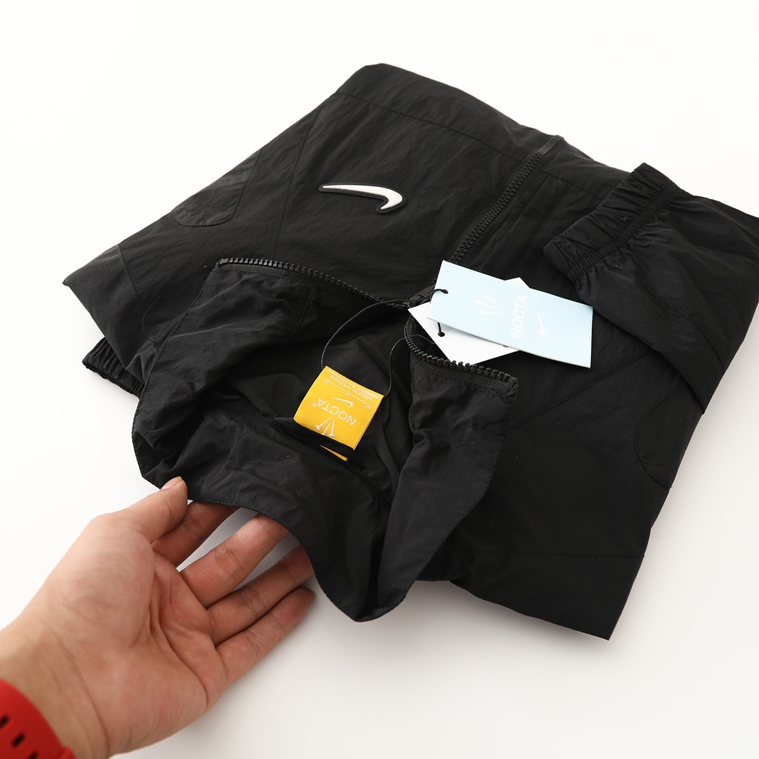 💰175,Nike X Drake 联名款 NOCTA系列撞色立领夹克外套男女同款【同款裤子在售】 情侣款
面料采用梭织原版定制,功能性防水面料
logo印花全部采用原版印花,潮流设计极简有型
尺码:S-XL
颜色:黑色白标,黑色黄标,紫色
S M L XL
胸围 106 110 114 118
衣长 67 69 71 73
袖长 83 85 87 89