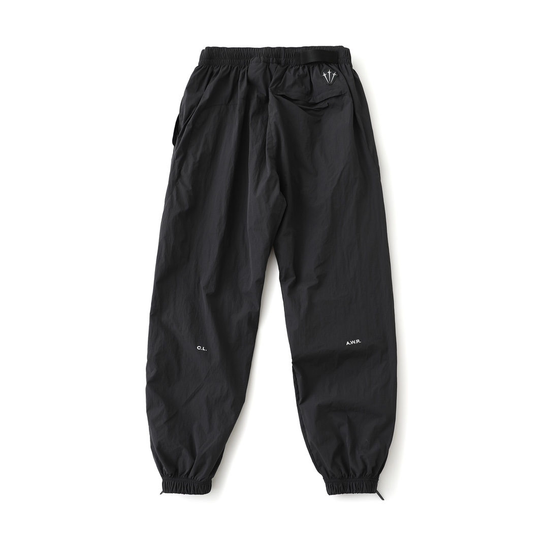 💰175,Nike x Drake 联名款 NOCTA系列 拉链口袋中腰宽松束脚运动裤【同款外套在售】 情侣款
面料采用梭织原版定制,功能性防水面料,logo印花全部采用原版印花,潮流设计极简有型
颜色:黑色白标,黑色黄标,紫色,灰色
尺码:S-XL
S 裤长93 腰围75 臀围 104
M 裤长94.5 腰围79 臀围 108
L 裤长96 腰围83 臀围 112
XL 裤长97.5 腰围87 臀围 116