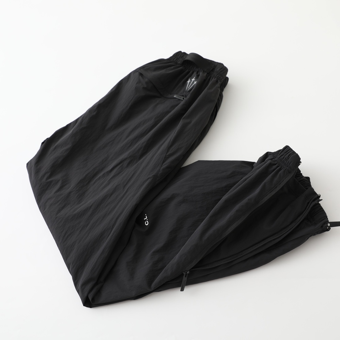 💰175,Nike x Drake 联名款 NOCTA系列 拉链口袋中腰宽松束脚运动裤【同款外套在售】 情侣款
面料采用梭织原版定制,功能性防水面料,logo印花全部采用原版印花,潮流设计极简有型
颜色:黑色白标,黑色黄标,紫色,灰色
尺码:S-XL
S 裤长93 腰围75 臀围 104
M 裤长94.5 腰围79 臀围 108
L 裤长96 腰围83 臀围 112
XL 裤长97.5 腰围87 臀围 116