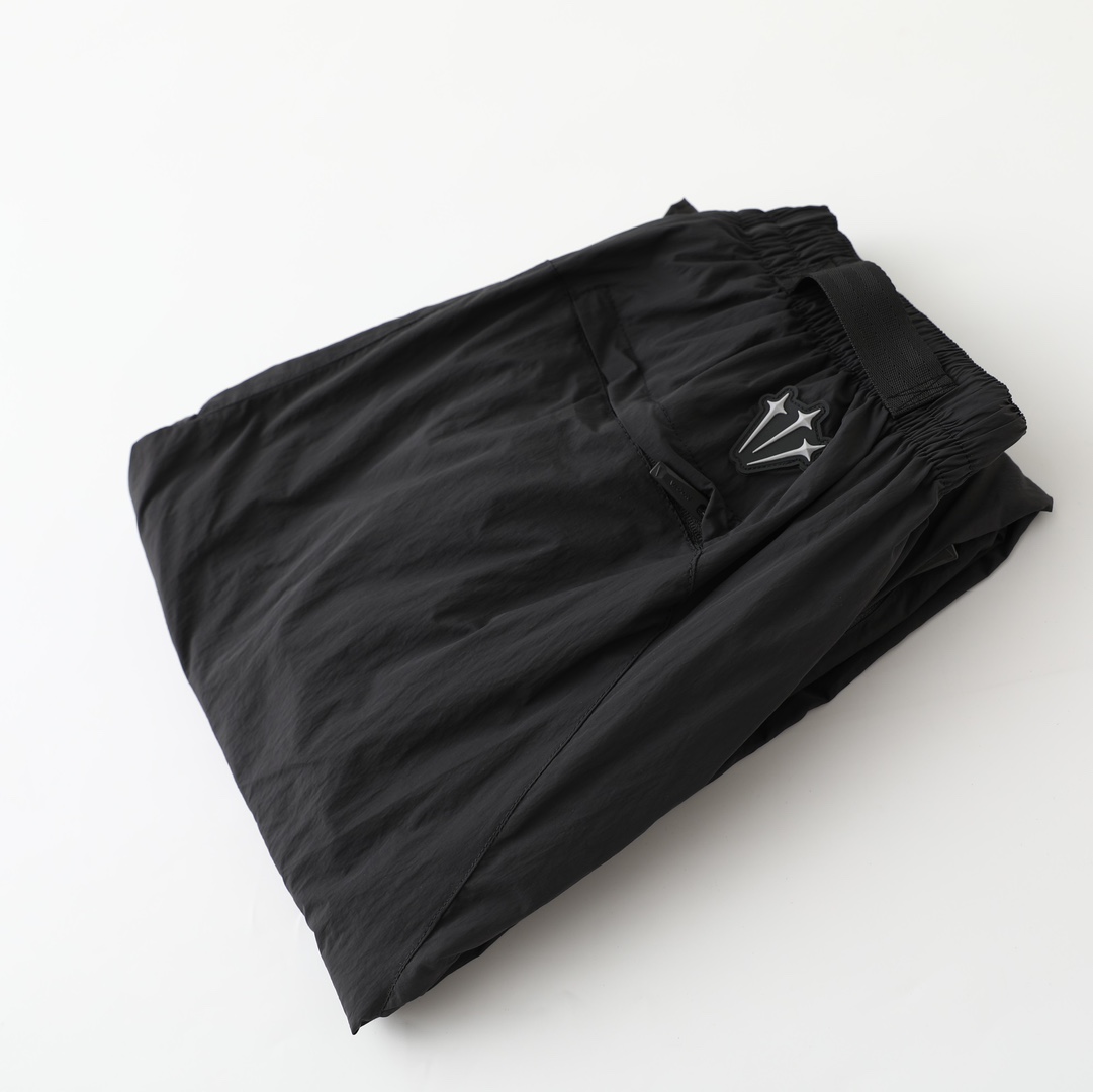 💰175,Nike x Drake 联名款 NOCTA系列 拉链口袋中腰宽松束脚运动裤【同款外套在售】 情侣款
面料采用梭织原版定制,功能性防水面料,logo印花全部采用原版印花,潮流设计极简有型
颜色:黑色白标,黑色黄标,紫色,灰色
尺码:S-XL
S 裤长93 腰围75 臀围 104
M 裤长94.5 腰围79 臀围 108
L 裤长96 腰围83 臀围 112
XL 裤长97.5 腰围87 臀围 116