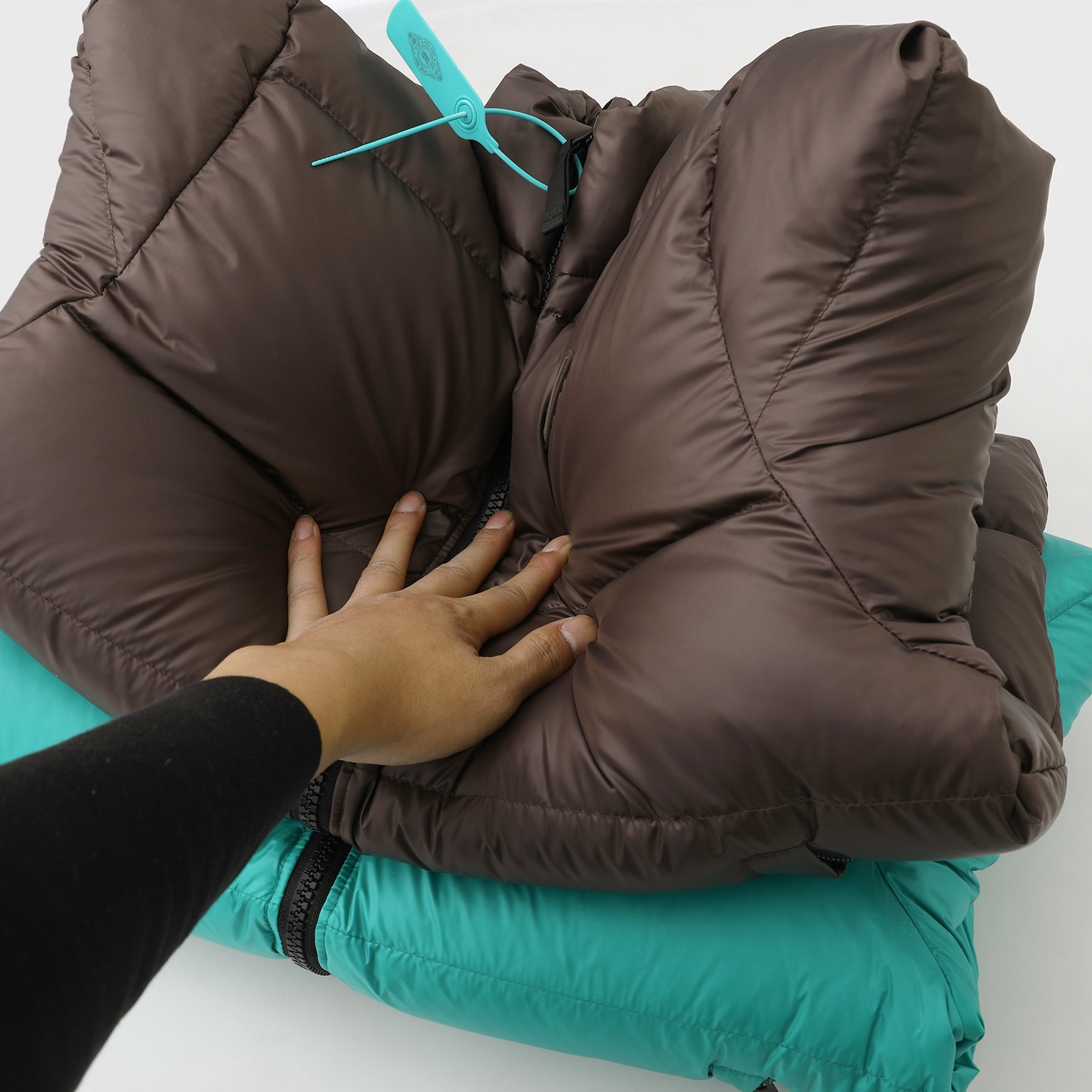 版本🐮货 （此款售后到年后）💰510
Nike x Drake Nocta系列联名立领公鸭羽绒服，王一博同款，
充绒达460克 ，定制YKK拉链，拉链带锁扣，
所有细节全部到位！从拉链到印花，到后领标、主标、树胶logo！全部订制！
新配色：棕色   翠绿色 枚粉色 灰绿色 
尺码：  S    M    L   XL
衣长： 63  65  67  69
胸围：116 119 122 126
肩宽：47.5 49  50  51
袖长： 66  68  69  70