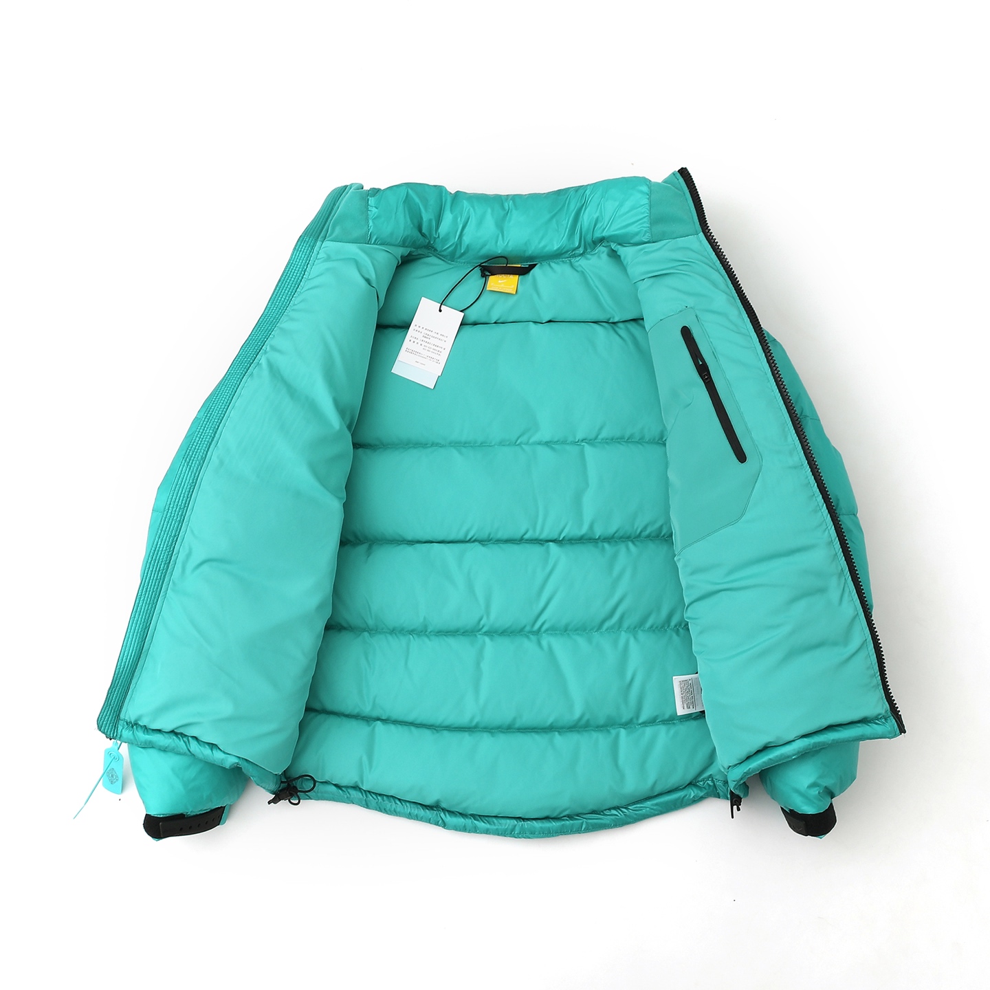 版本🐮货 （此款售后到年后）💰510
Nike x Drake Nocta系列联名立领公鸭羽绒服，王一博同款，
充绒达460克 ，定制YKK拉链，拉链带锁扣，
所有细节全部到位！从拉链到印花，到后领标、主标、树胶logo！全部订制！
新配色：棕色   翠绿色 枚粉色 灰绿色 
尺码：  S    M    L   XL
衣长： 63  65  67  69
胸围：116 119 122 126
肩宽：47.5 49  50  51
袖长： 66  68  69  70