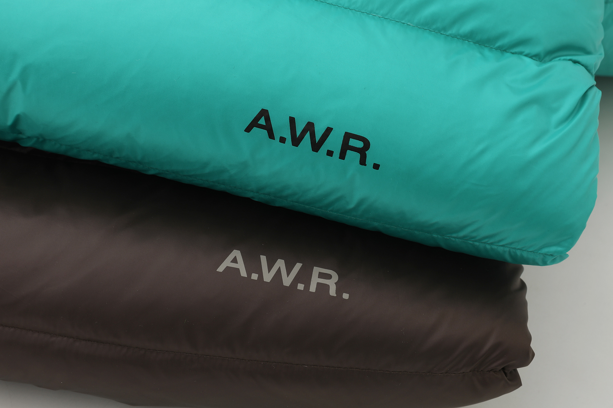 版本🐮货 （此款售后到年后）💰510
Nike x Drake Nocta系列联名立领公鸭羽绒服，王一博同款，
充绒达460克 ，定制YKK拉链，拉链带锁扣，
所有细节全部到位！从拉链到印花，到后领标、主标、树胶logo！全部订制！
新配色：棕色   翠绿色 枚粉色 灰绿色 
尺码：  S    M    L   XL
衣长： 63  65  67  69
胸围：116 119 122 126
肩宽：47.5 49  50  51
袖长： 66  68  69  70