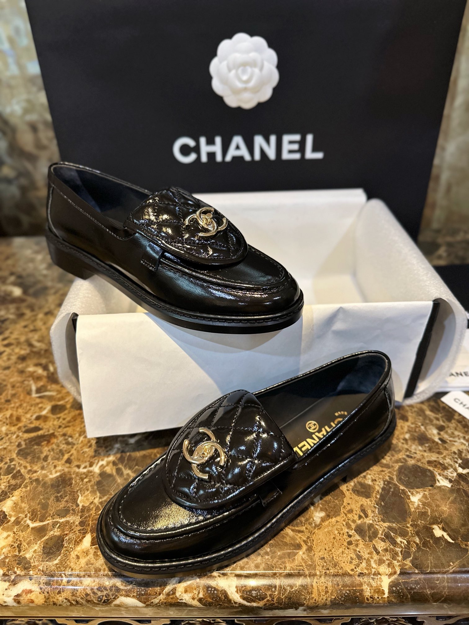 Chanel Sapatos Loafers Couro envernizado