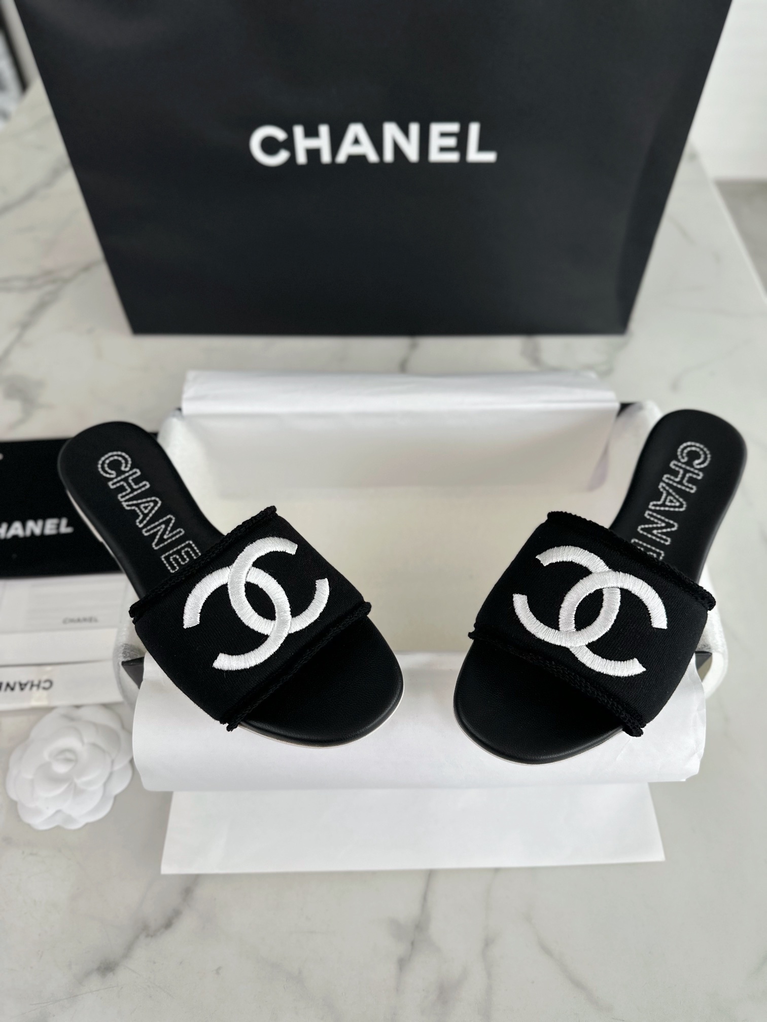 Comprar
 Chanel Sapatos Chinelos Preto Bordados