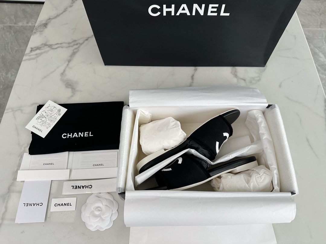 Chanel Schoenen Pantoffels Zwart Borduurwerk