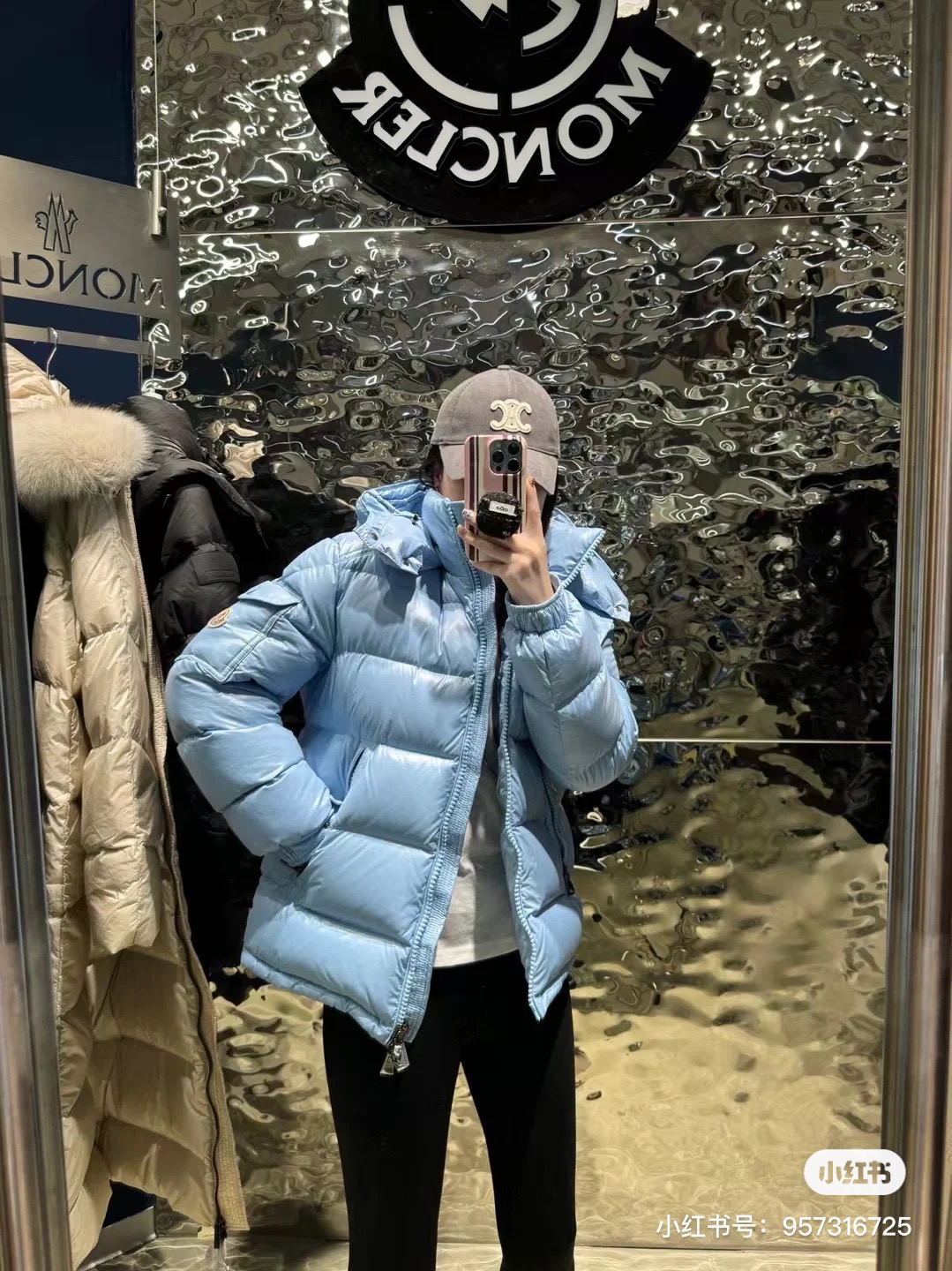 Moncler Maya: Waterproof, Fashionable Jacket with Removable Hats and Unique Design - 图片 4