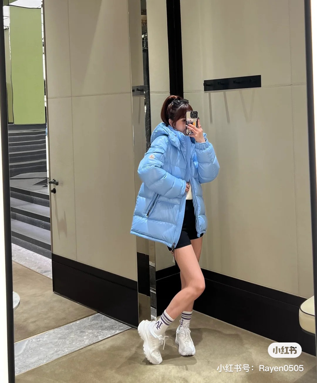 Moncler Maya: Waterproof, Fashionable Jacket with Removable Hats and Unique Design - 图片 8