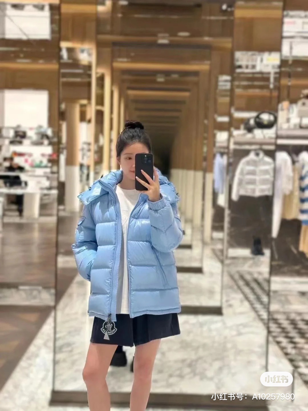 Moncler Maya: Waterproof, Fashionable Jacket with Removable Hats and Unique Design - 图片 6