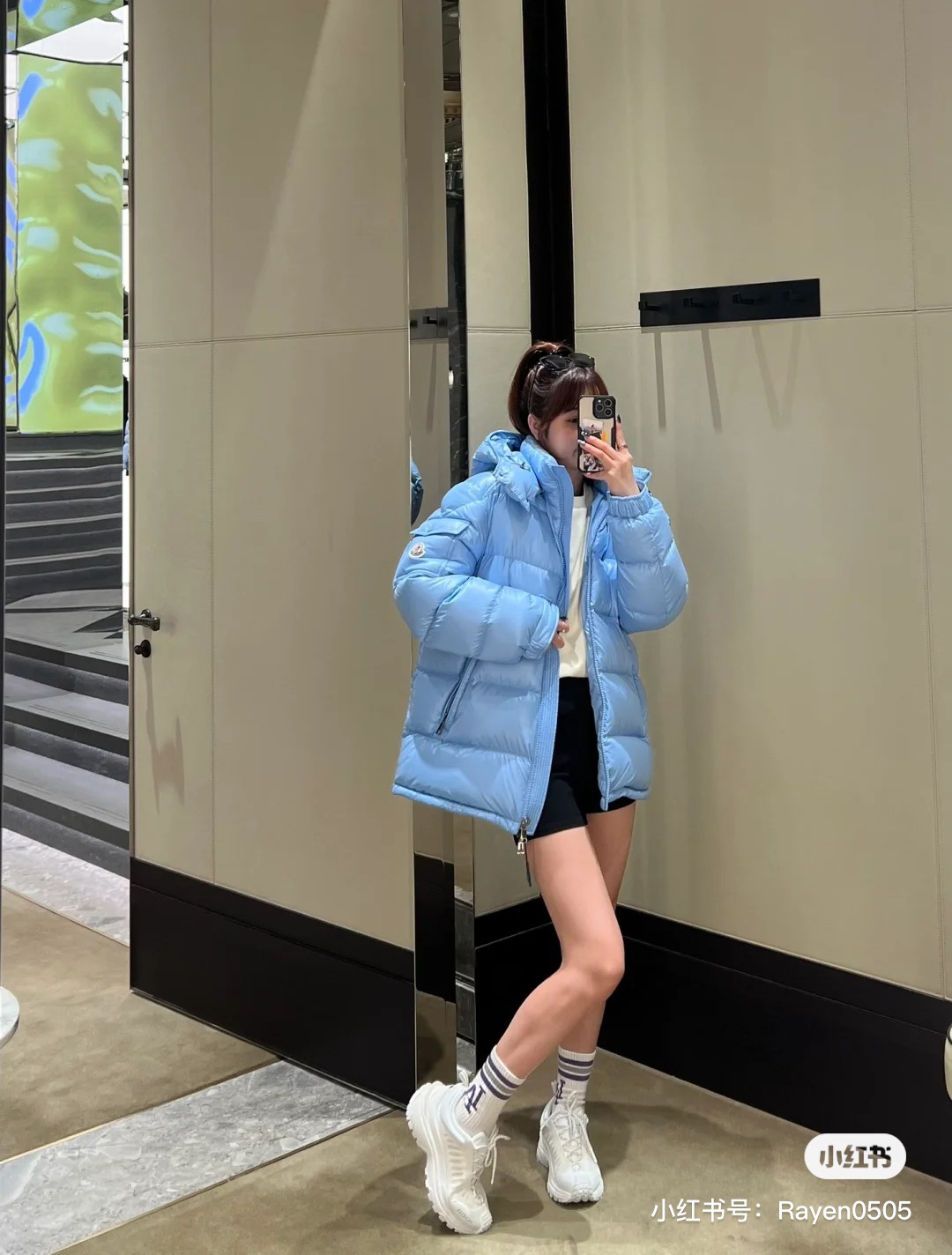 Moncler Maya: Waterproof, Fashionable Jacket with Removable Hats and Unique Design - 图片 9