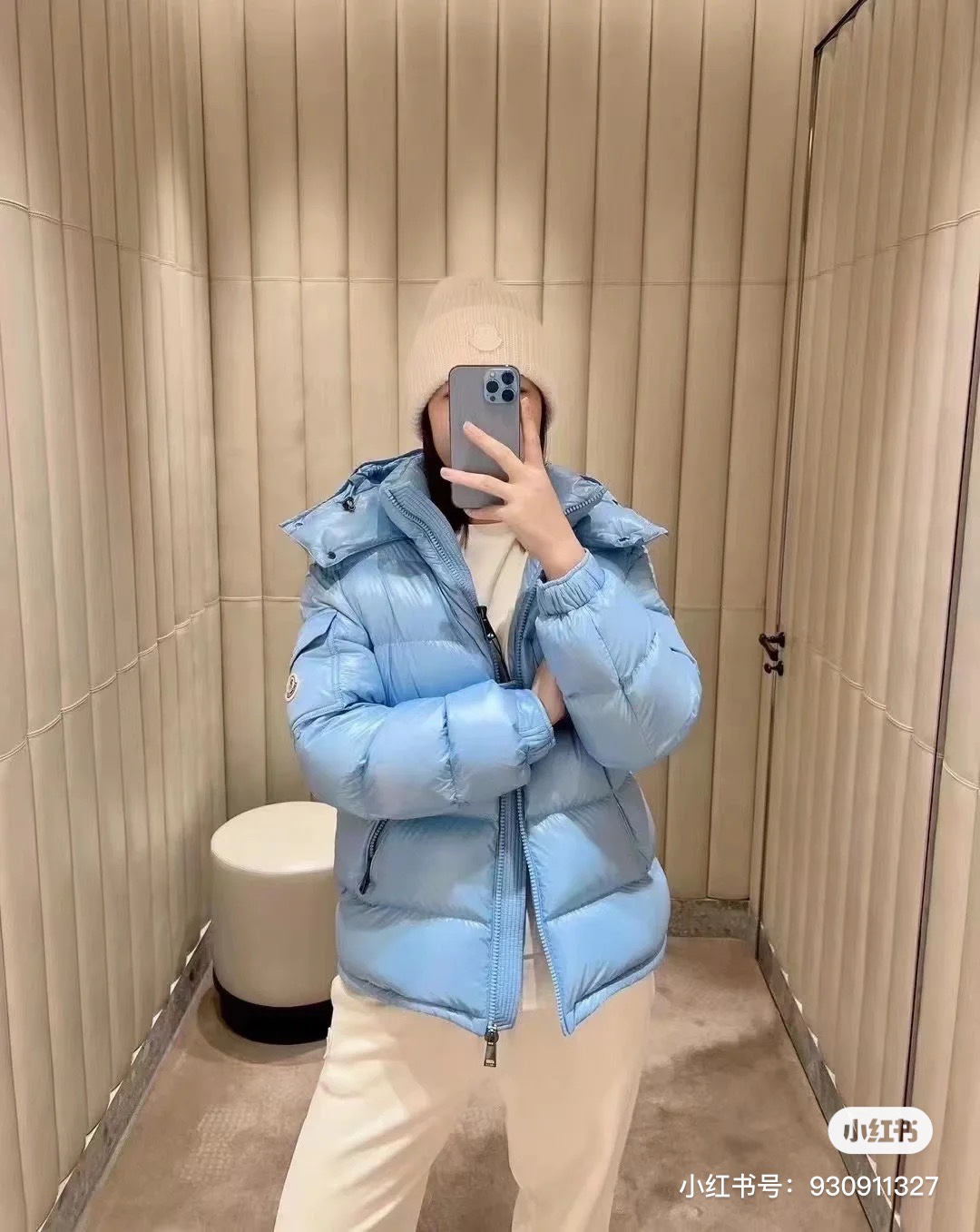 Moncler Maya: Waterproof, Fashionable Jacket with Removable Hats and Unique Design - 图片 3
