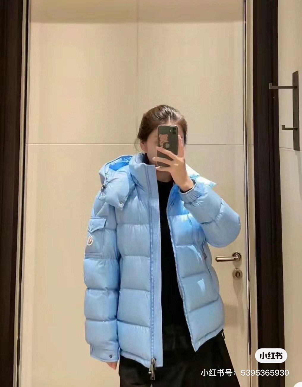 Moncler Maya: Waterproof, Fashionable Jacket with Removable Hats and Unique Design - 图片 1