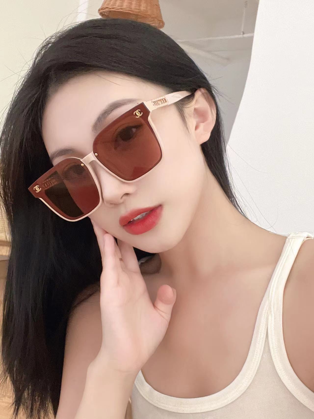  Chane*香奶奶
Mod：7125
Size：65-14-145.
大框编制小羊皮镜腿
上脸 富家千
