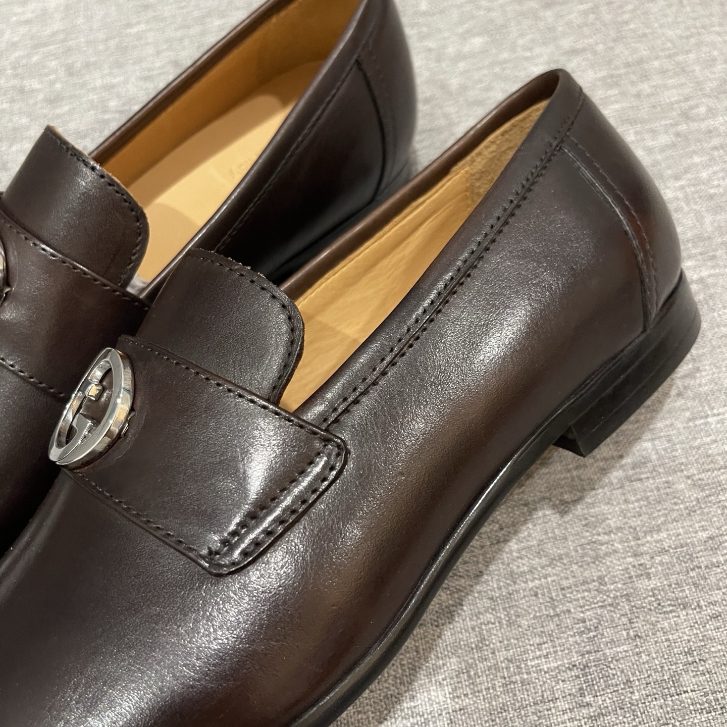Gucci Men's Leather Loafers with Interlocking G - Comfortable & Stylish 6 i1740995556183 1652 0 4