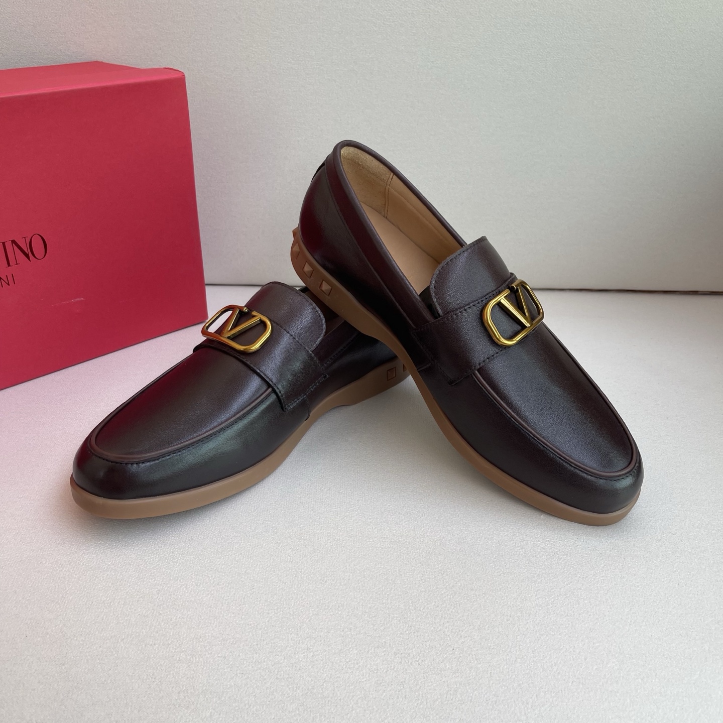 Valentino Garavani Men's Leather Loafers with Gold V Logo - Stylish & Comfortable 4 i1742902936006 7433 0 2