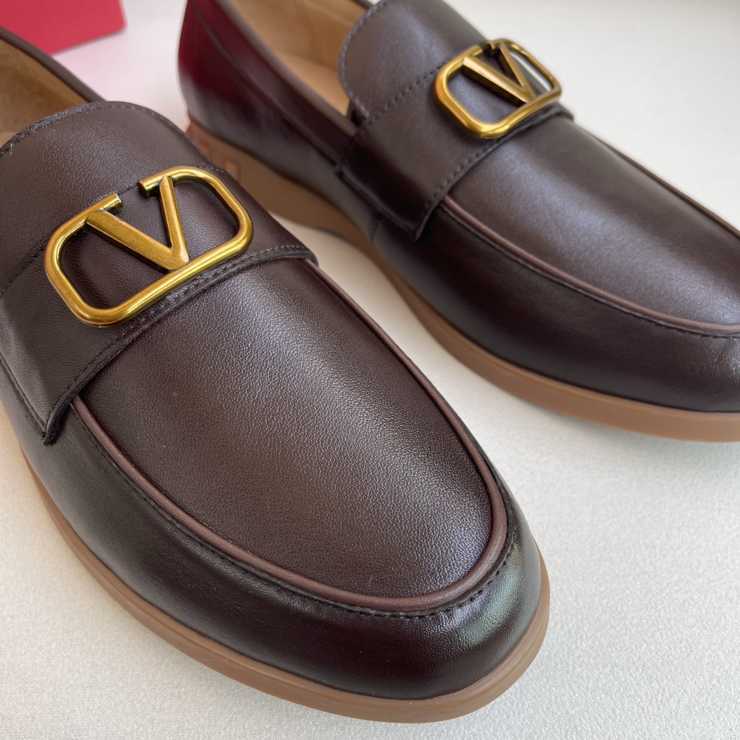 Valentino Garavani Men's Leather Loafers with Gold V Logo - Stylish & Comfortable 5 i1742902938733 1075 0 3