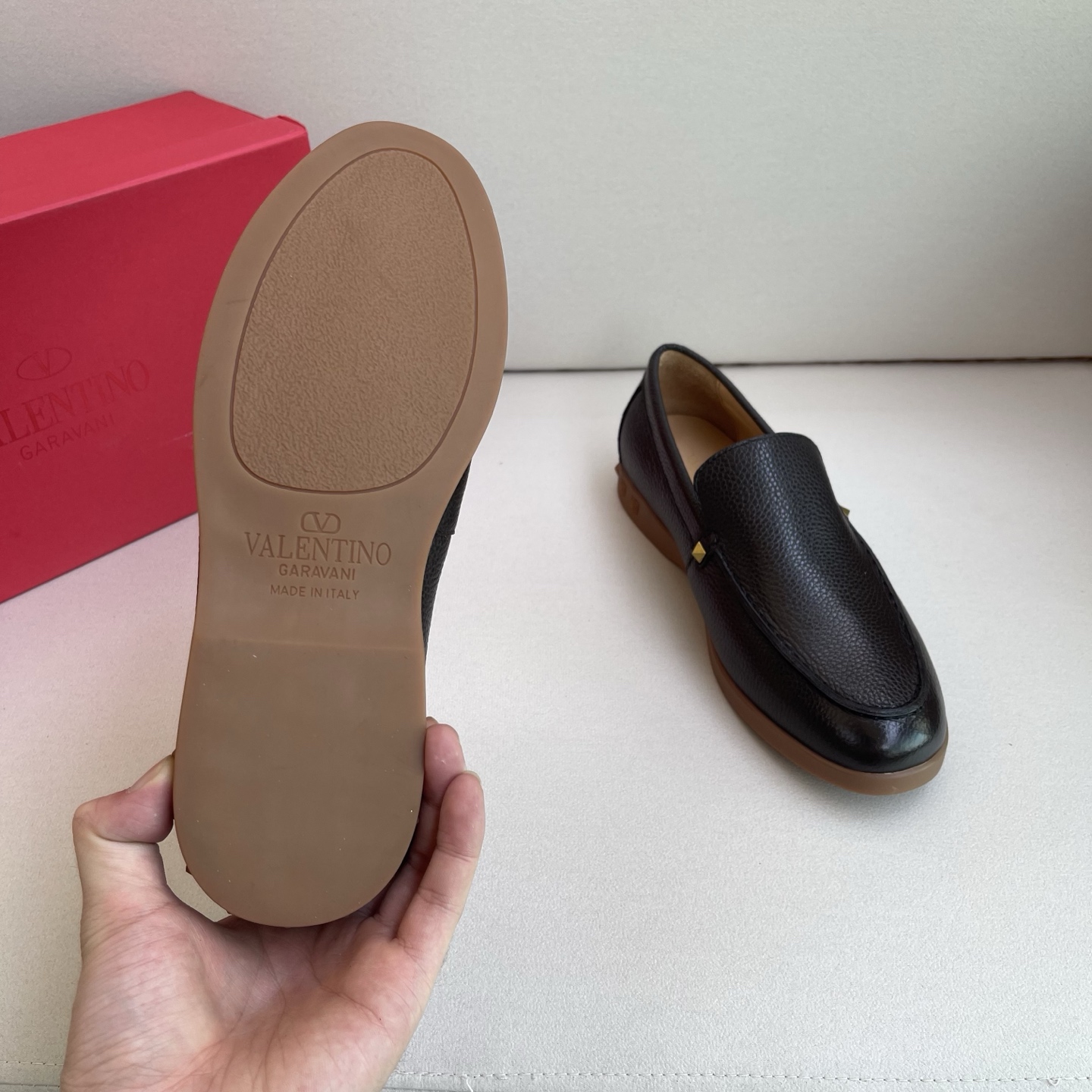 Valentino Garavani Men's Leather Loafers - Stylish Comfort & Durability 10 i1742903000036 3932 0 8