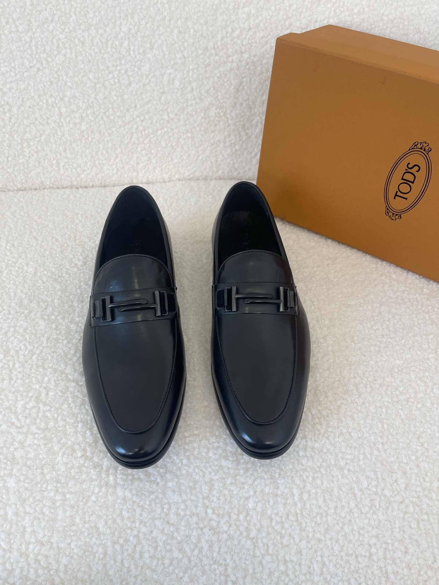 NO:640051,Product trademark: Tods. Business slip-on leather shoes. Regular size: 39-45. Selected product materials. High-quality cowhide upper. Cowhide lining. Original rubber outsole, cowhide.19860909商品商标.托德斯.商务套脚皮鞋 正码码数:39-45 商品材料精选 优质牛皮鞋面 牛皮内里 原版橡胶大底,,cowhide,Men's shoes