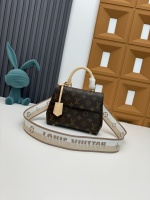 LV Louis Vuitton 💰 M46055 Lista original superior Este mini bolso Cluny está hecho de lienzo de monograma y combinado con las icónicas manijas de toron de Louis Vuitton y las bolsas de cuero, con el objetivo de ganar el favor de los entusiastas de la marca. Las correas del hombro de tela del logotipo de marca se pueden eliminar a voluntad, lo que permite más formas de llevar. 20.0 x 16.0 x 7.5 cm (l x h x w) t • tmonogram lienzo recubierto t • tcolor tort t • tmicrofiber forre t • tmetal Parts t • t apertura y cierre t t • Tshoulder Strap: extraíble, no ajustable t • tthe media longitud de la correa: 55.0 cm t • thandle: mango único 1 LV Louis Vuitton 💰 M46055 Lista original superior Este mini bolso Cluny está hecho de lienzo de monograma y combinado con las icónicas manijas de toron de Louis Vuitton y las bolsas de cuero, con el objetivo de ganar el favor de los entusiastas de la marca. Las correas del hombro de tela del logotipo de marca se pueden eliminar a voluntad, lo que permite más formas de llevar. 20.0 x 16.0 x 7.5 cm (l x h x w) t • tmonogram lienzo recubierto t • tcolor tort t • tmicrofiber forre t • tmetal Parts t • t apertura y cierre t t • Tshoulder Strap: extraíble, no ajustable t • tthe media longitud de la correa: 55.0 cm t • thandle: mango único