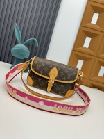 LV Louis Vuitton Special 💰M45985 Black M46049 Rose Red Top original Diane Bolsbags Revalta un diseño clásico de la década de 1990, que integran elementos retro como esquinas de cuero y hebillas tradicionales al cuerpo de lona monograma, combinada con bolsillos y capas entrantes. Las anchas correas de Jacquard muestran el llamativo logotipo de Louis Vuitton y las flores de monograma en ambos lados. 24.0 x 15.0 x 9.0 cm (l x h x w) t • tmonogram lienzo recubierto t • tfabric forning t • ribete de cuero de cuero de vaca de forma t • tmetal piezas t • tflip está equipado con hebilla magnética t • tzipper Bag Inner t • Tout Patch Pocket t • tstrap: extraíble, no ajustable t • tstrap dro cm t • thandle: mango único, removible 1 LV Louis Vuitton Special 💰M45985 Black M46049 Rose Red Top original Diane Bolsbags Revalta un diseño clásico de la década de 1990, que integran elementos retro como esquinas de cuero y hebillas tradicionales al cuerpo de lona monograma, combinada con bolsillos y capas entrantes. Las anchas correas de Jacquard muestran el llamativo logotipo de Louis Vuitton y las flores de monograma en ambos lados. 24.0 x 15.0 x 9.0 cm (l x h x w) t • tmonogram lienzo recubierto t • tfabric forning t • ribete de cuero de cuero de vaca de forma t • tmetal piezas t • tflip está equipado con hebilla magnética t • tzipper Bag Inner t • Tout Patch Pocket t • tstrap: extraíble, no ajustable t • tstrap dro cm t • thandle: mango único, removible