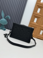 LV LOUIS VUITTON 💰 TOP ORIGINO LISTA M55700 M444478 Presbyopia M44730 Bolso de troncal suave de flores negras combinado con cuero de taurillon en relieve de monograma, cremallera mate y correas de hombro exquisitas, una nueva interpretación de la bolsa de mensajero tradicional. Las esquinas reforzadas y las formas de cuatro lados revelan lentamente el patrimonio de la fabricación de caja. Tamaño: 25.0 x 18.0 x 10.0 cm 1 LV LOUIS VUITTON 💰 TOP ORIGINO LISTA M55700 M444478 Presbyopia M44730 Bolso de troncal suave de flores negras combinado con cuero de taurillon en relieve de monograma, cremallera mate y correas de hombro exquisitas, una nueva interpretación de la bolsa de mensajero tradicional. Las esquinas reforzadas y las formas de cuatro lados revelan lentamente el patrimonio de la fabricación de caja. Tamaño: 25.0 x 18.0 x 10.0 cm