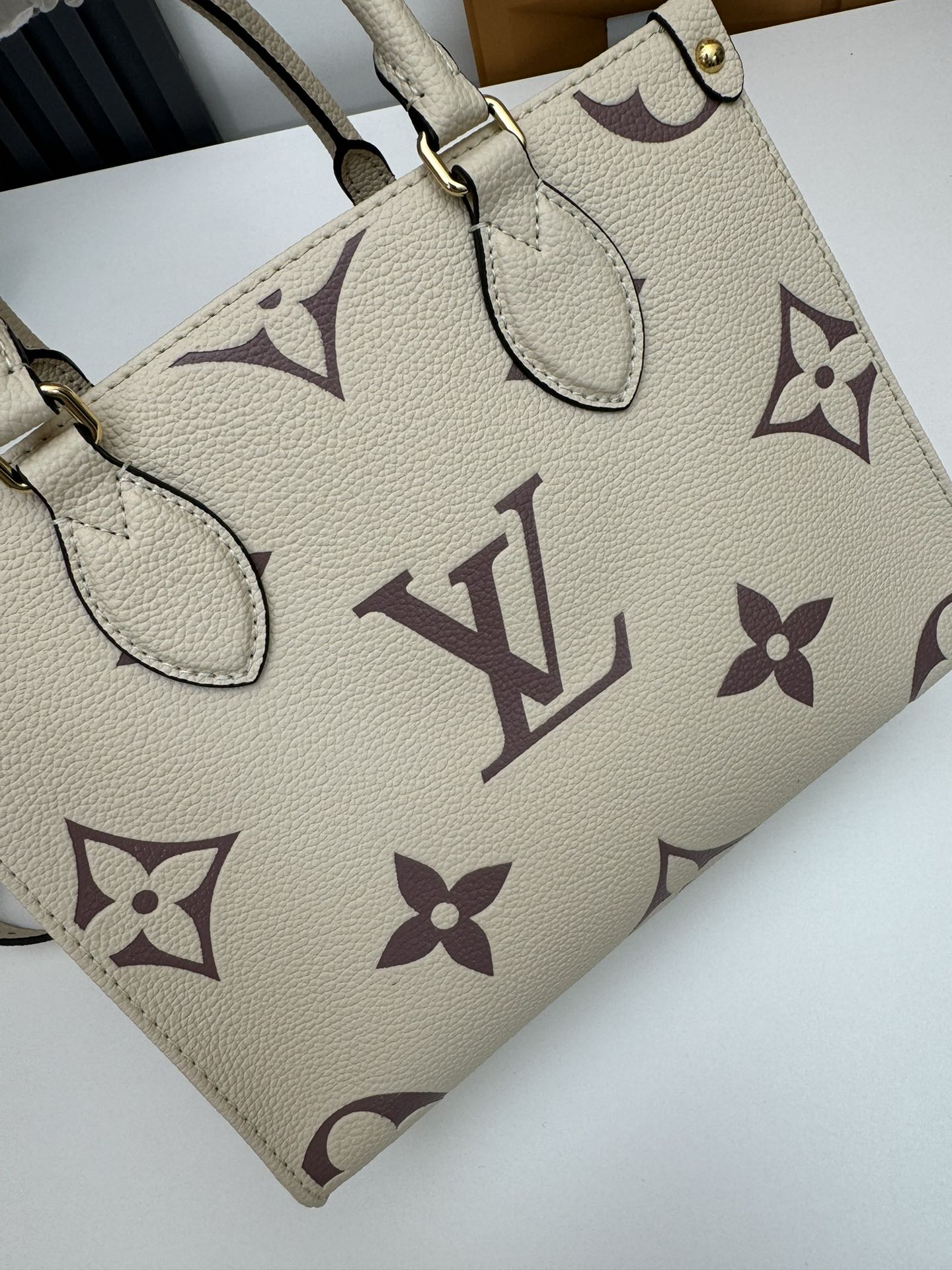 P460 M45659黑印M45654白色印
M45779杏印M45653黑色
 本款 OnTheGo Tote 包将 Monogram 图案先印染后压印于柔软粒面牛皮，其充裕内里可容纳笔记本电脑及其他办公用品，全皮压大花妈咪袋小bb号，长短手柄便于手提或肩背。
尺寸：25.0 x 11.0 x 19.0 厘米
