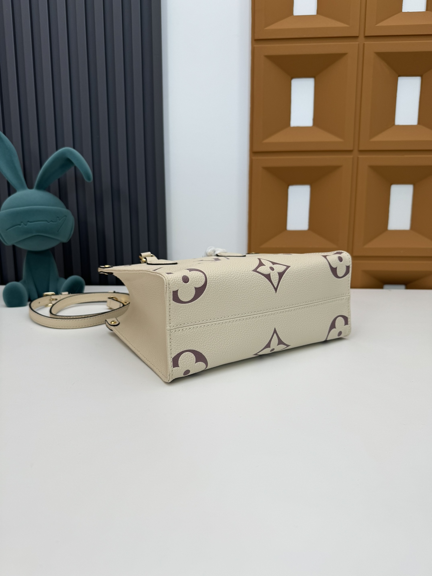 P460 M45659黑印M45654白色印
M45779杏印M45653黑色
 本款 OnTheGo Tote 包将 Monogram 图案先印染后压印于柔软粒面牛皮，其充裕内里可容纳笔记本电脑及其他办公用品，全皮压大花妈咪袋小bb号，长短手柄便于手提或肩背。
尺寸：25.0 x 11.0 x 19.0 厘米