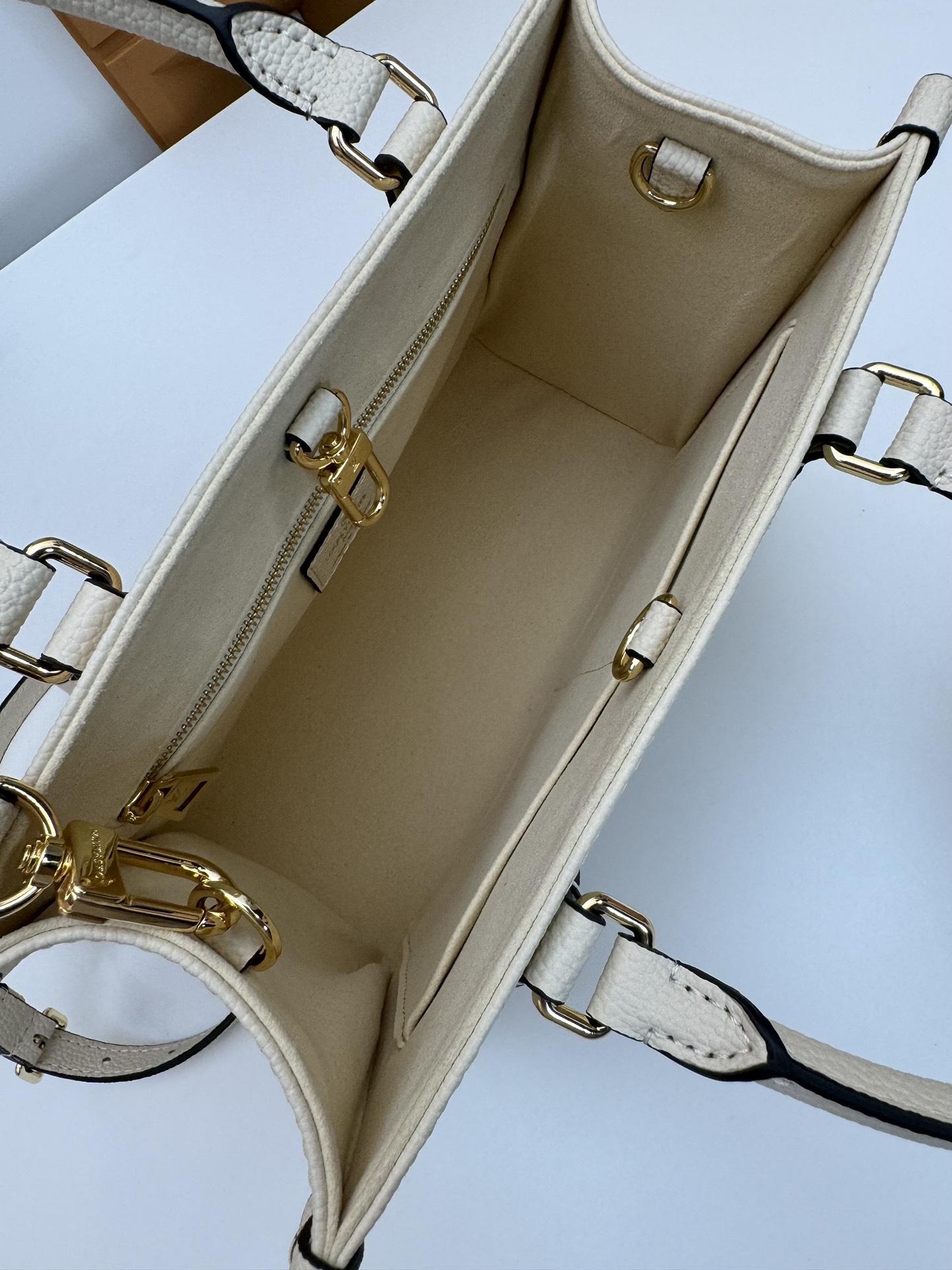 P460 M45659黑印M45654白色印
M45779杏印M45653黑色
 本款 OnTheGo Tote 包将 Monogram 图案先印染后压印于柔软粒面牛皮，其充裕内里可容纳笔记本电脑及其他办公用品，全皮压大花妈咪袋小bb号，长短手柄便于手提或肩背。
尺寸：25.0 x 11.0 x 19.0 厘米