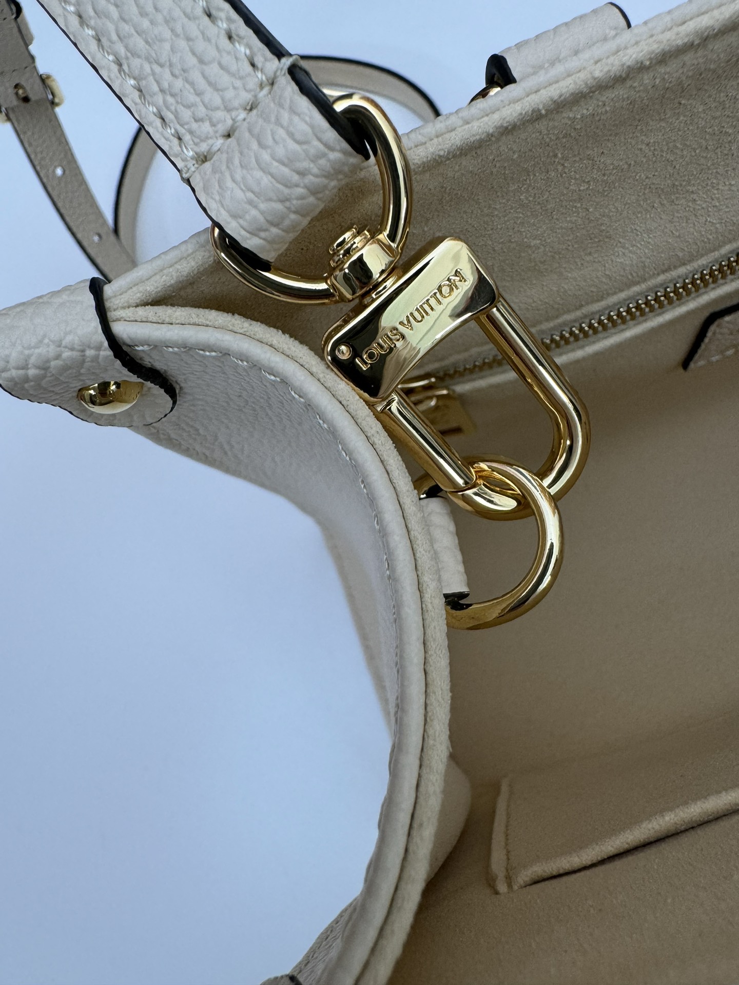 P460 M45659黑印M45654白色印
M45779杏印M45653黑色
 本款 OnTheGo Tote 包将 Monogram 图案先印染后压印于柔软粒面牛皮，其充裕内里可容纳笔记本电脑及其他办公用品，全皮压大花妈咪袋小bb号，长短手柄便于手提或肩背。
尺寸：25.0 x 11.0 x 19.0 厘米