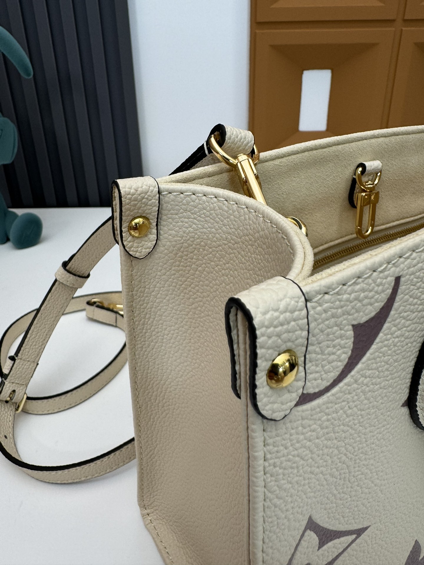 P460 M45659黑印M45654白色印
M45779杏印M45653黑色
 本款 OnTheGo Tote 包将 Monogram 图案先印染后压印于柔软粒面牛皮，其充裕内里可容纳笔记本电脑及其他办公用品，全皮压大花妈咪袋小bb号，长短手柄便于手提或肩背。
尺寸：25.0 x 11.0 x 19.0 厘米