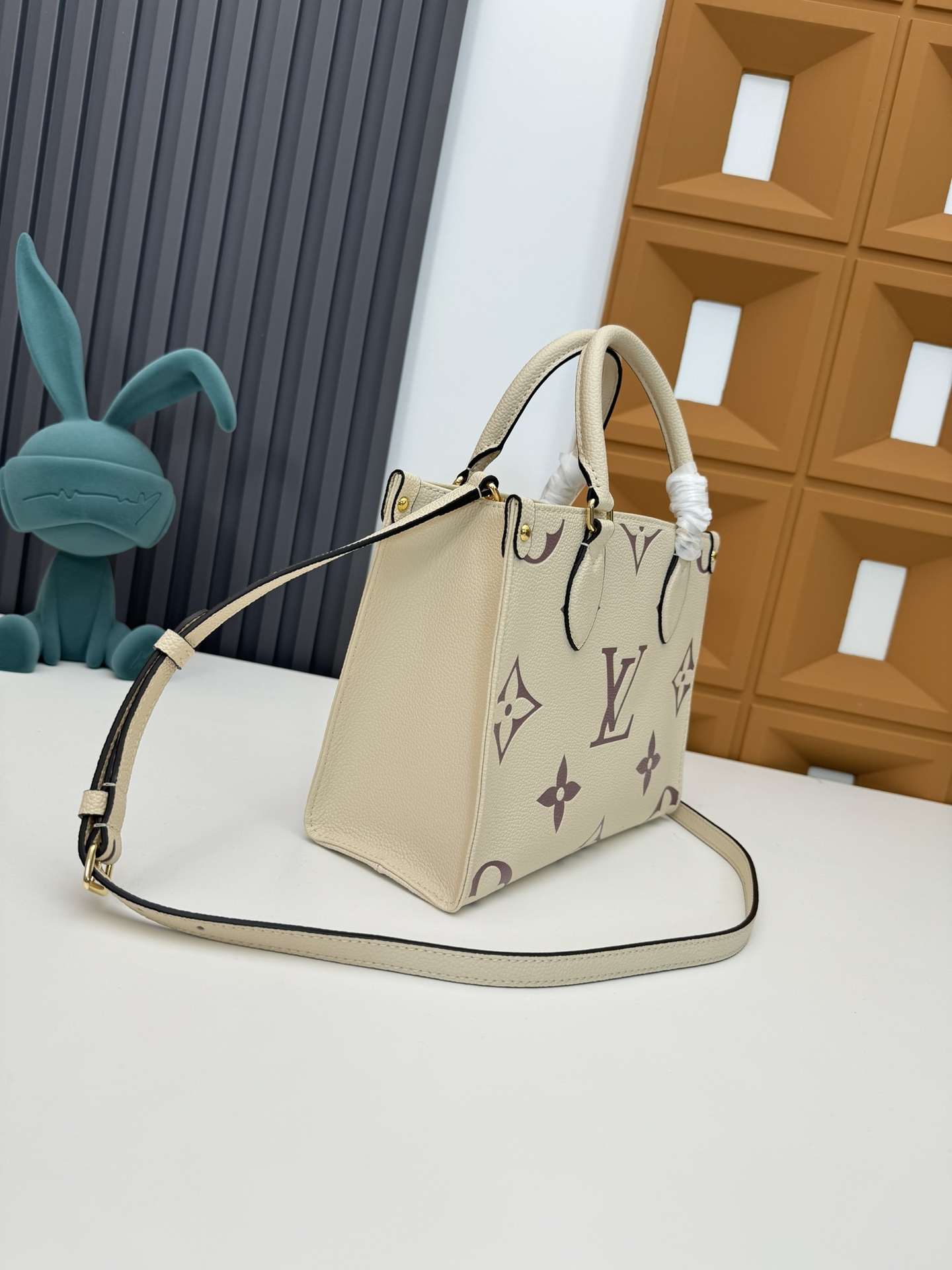 P460 M45659黑印M45654白色印
M45779杏印M45653黑色
 本款 OnTheGo Tote 包将 Monogram 图案先印染后压印于柔软粒面牛皮，其充裕内里可容纳笔记本电脑及其他办公用品，全皮压大花妈咪袋小bb号，长短手柄便于手提或肩背。
尺寸：25.0 x 11.0 x 19.0 厘米