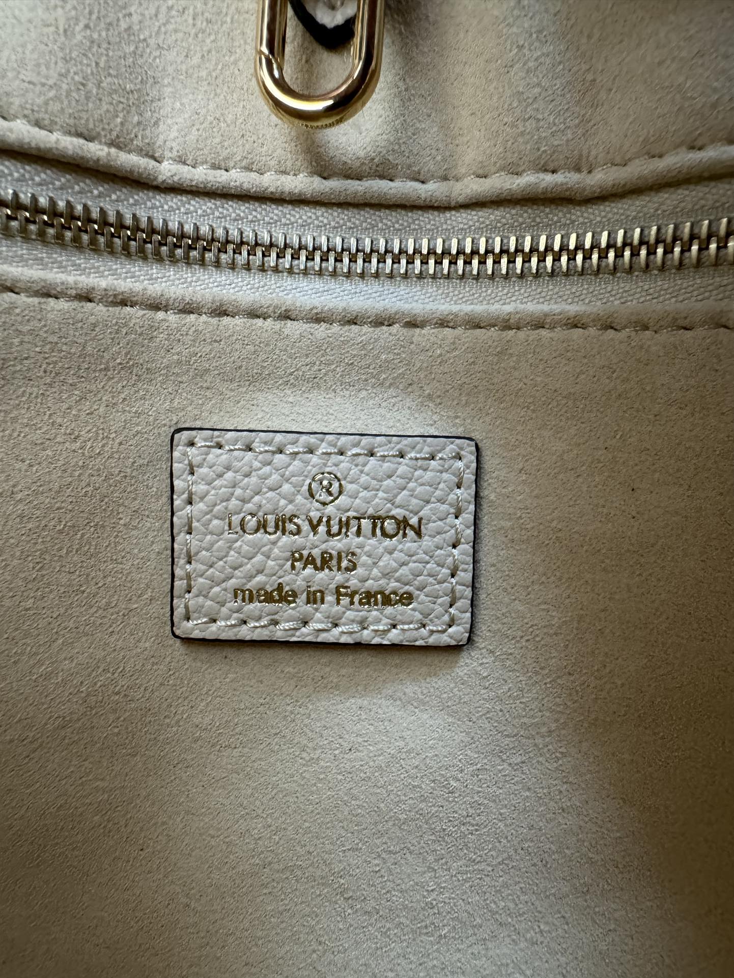 P460 M45659黑印M45654白色印
M45779杏印M45653黑色
 本款 OnTheGo Tote 包将 Monogram 图案先印染后压印于柔软粒面牛皮，其充裕内里可容纳笔记本电脑及其他办公用品，全皮压大花妈咪袋小bb号，长短手柄便于手提或肩背。
尺寸：25.0 x 11.0 x 19.0 厘米