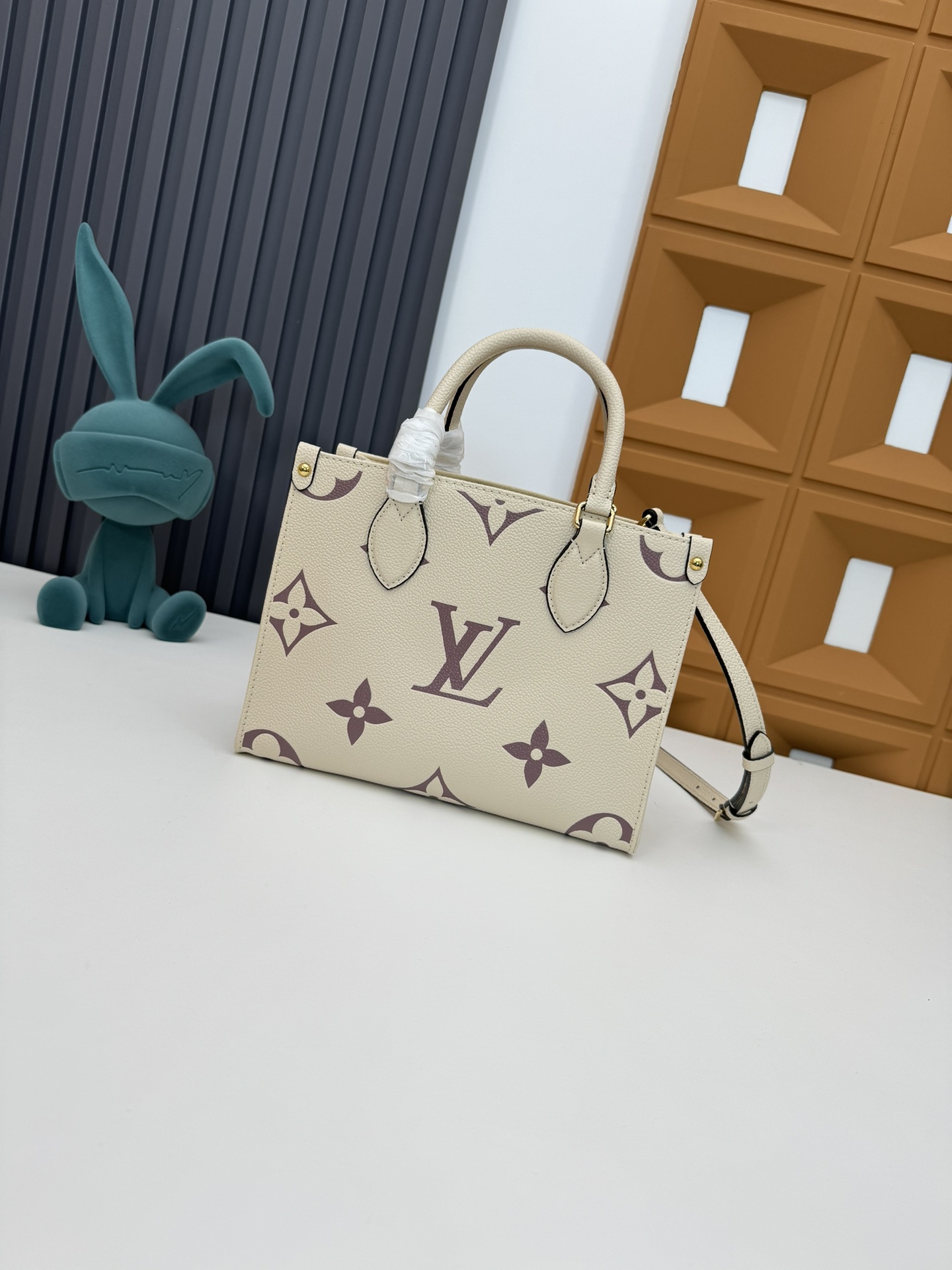 P460 M45659黑印M45654白色印
M45779杏印M45653黑色
 本款 OnTheGo Tote 包将 Monogram 图案先印染后压印于柔软粒面牛皮，其充裕内里可容纳笔记本电脑及其他办公用品，全皮压大花妈咪袋小bb号，长短手柄便于手提或肩背。
尺寸：25.0 x 11.0 x 19.0 厘米