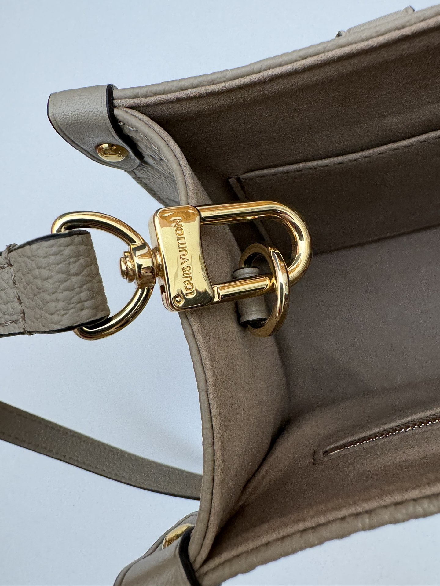 P460 M45659黑印M45654白色印
M45779杏印M45653黑色
 本款 OnTheGo Tote 包将 Monogram 图案先印染后压印于柔软粒面牛皮，其充裕内里可容纳笔记本电脑及其他办公用品，全皮压大花妈咪袋小bb号，长短手柄便于手提或肩背。
尺寸：25.0 x 11.0 x 19.0 厘米