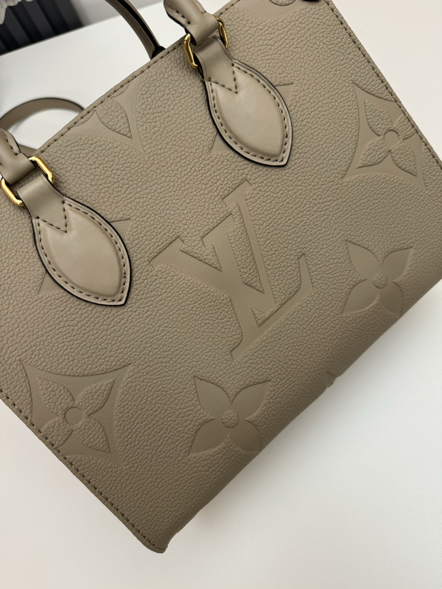 P460 M45659黑印M45654白色印
M45779杏印M45653黑色
 本款 OnTheGo Tote 包将 Monogram 图案先印染后压印于柔软粒面牛皮，其充裕内里可容纳笔记本电脑及其他办公用品，全皮压大花妈咪袋小bb号，长短手柄便于手提或肩背。
尺寸：25.0 x 11.0 x 19.0 厘米