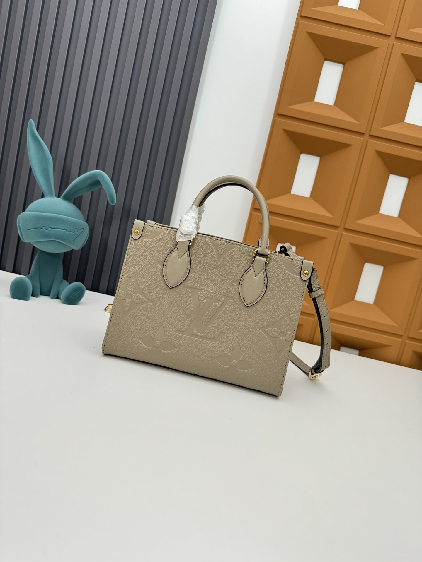 P460 M45659黑印M45654白色印
M45779杏印M45653黑色
 本款 OnTheGo Tote 包将 Monogram 图案先印染后压印于柔软粒面牛皮，其充裕内里可容纳笔记本电脑及其他办公用品，全皮压大花妈咪袋小bb号，长短手柄便于手提或肩背。
尺寸：25.0 x 11.0 x 19.0 厘米