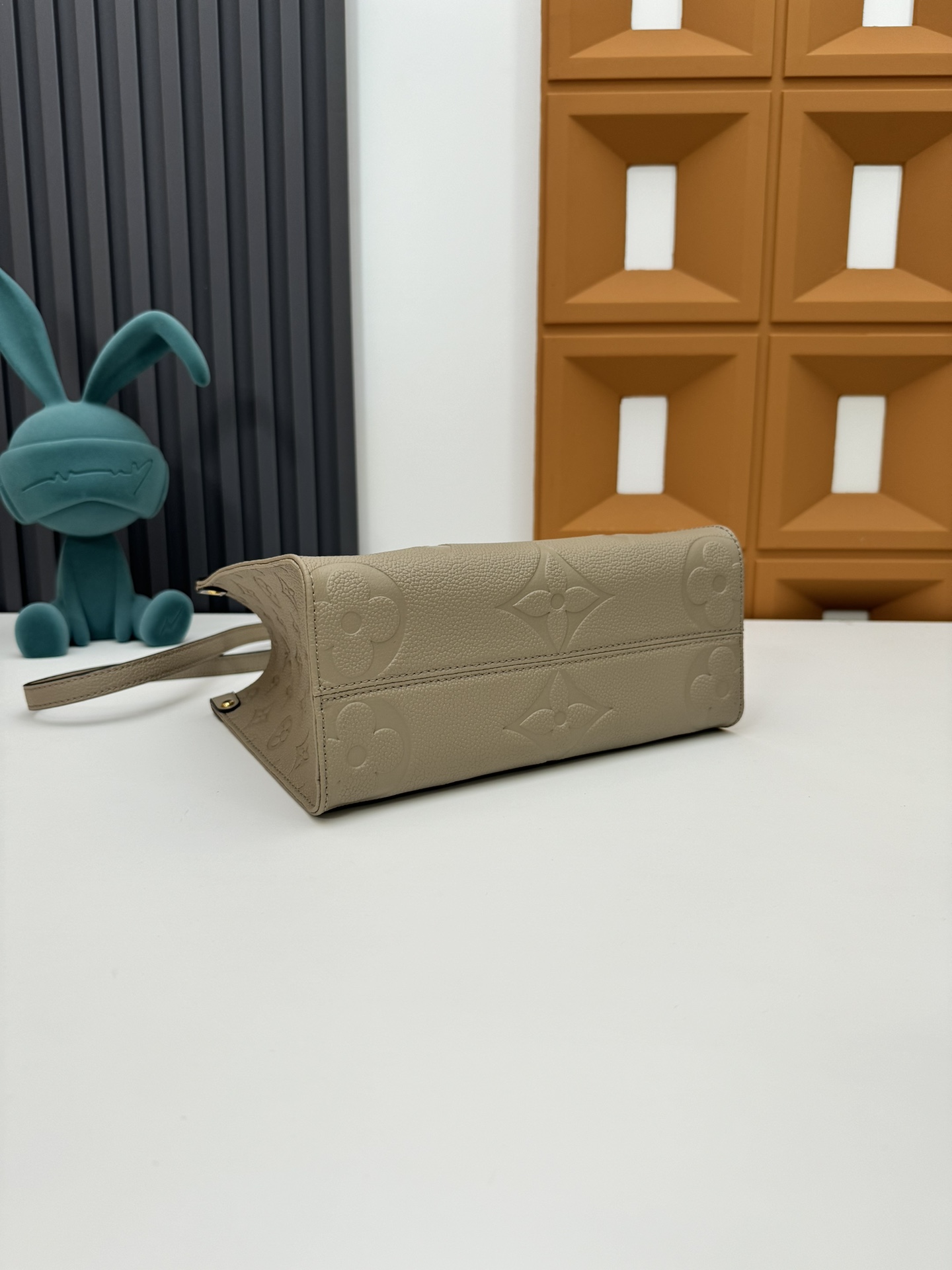P460 M45659黑印M45654白色印
M45779杏印M45653黑色
 本款 OnTheGo Tote 包将 Monogram 图案先印染后压印于柔软粒面牛皮，其充裕内里可容纳笔记本电脑及其他办公用品，全皮压大花妈咪袋小bb号，长短手柄便于手提或肩背。
尺寸：25.0 x 11.0 x 19.0 厘米