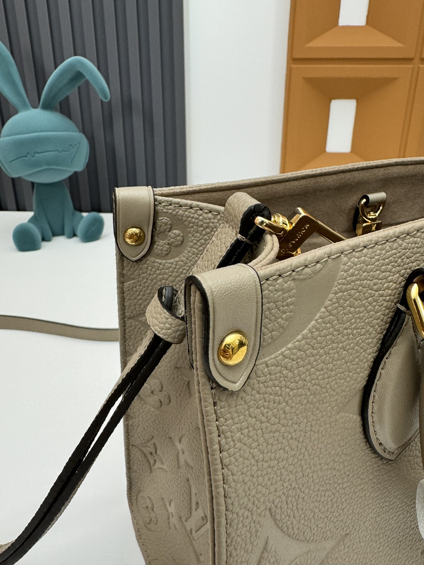 P460 M45659黑印M45654白色印
M45779杏印M45653黑色
 本款 OnTheGo Tote 包将 Monogram 图案先印染后压印于柔软粒面牛皮，其充裕内里可容纳笔记本电脑及其他办公用品，全皮压大花妈咪袋小bb号，长短手柄便于手提或肩背。
尺寸：25.0 x 11.0 x 19.0 厘米